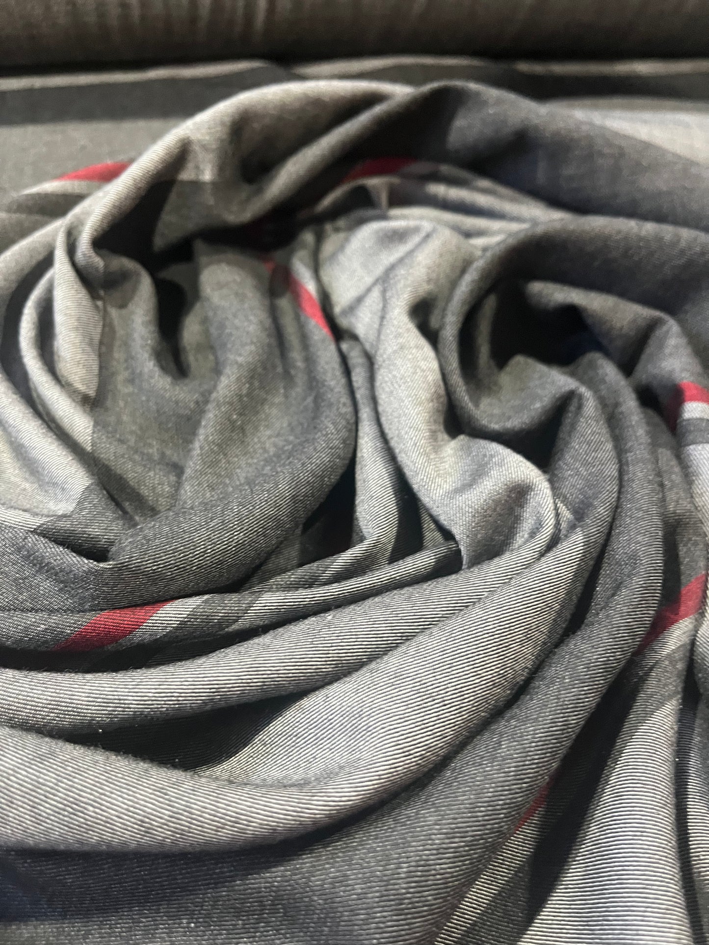 H01 Indy 021 irregular twill stripes grey/red