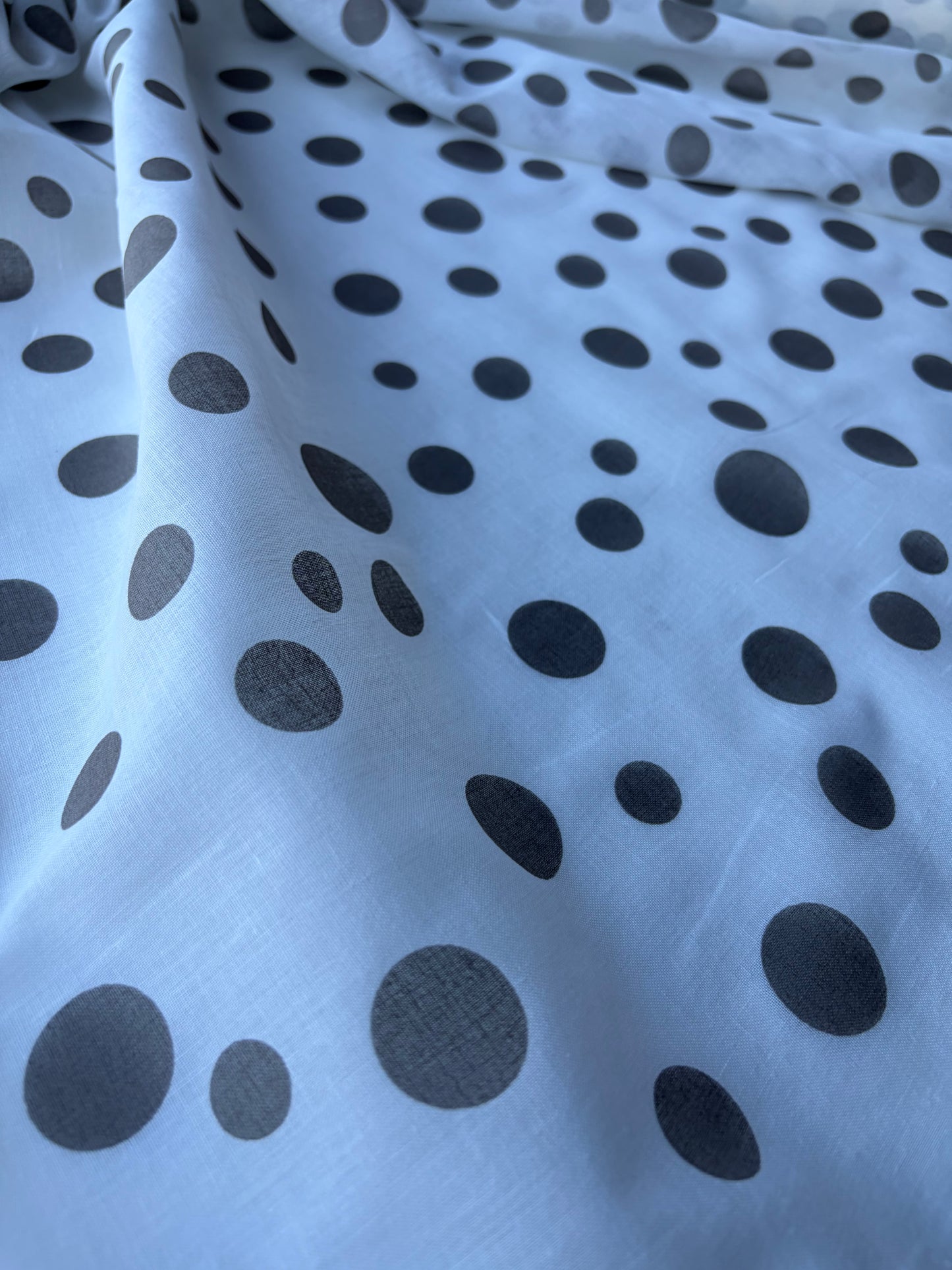 COMO 014 cotton voile irregular dots