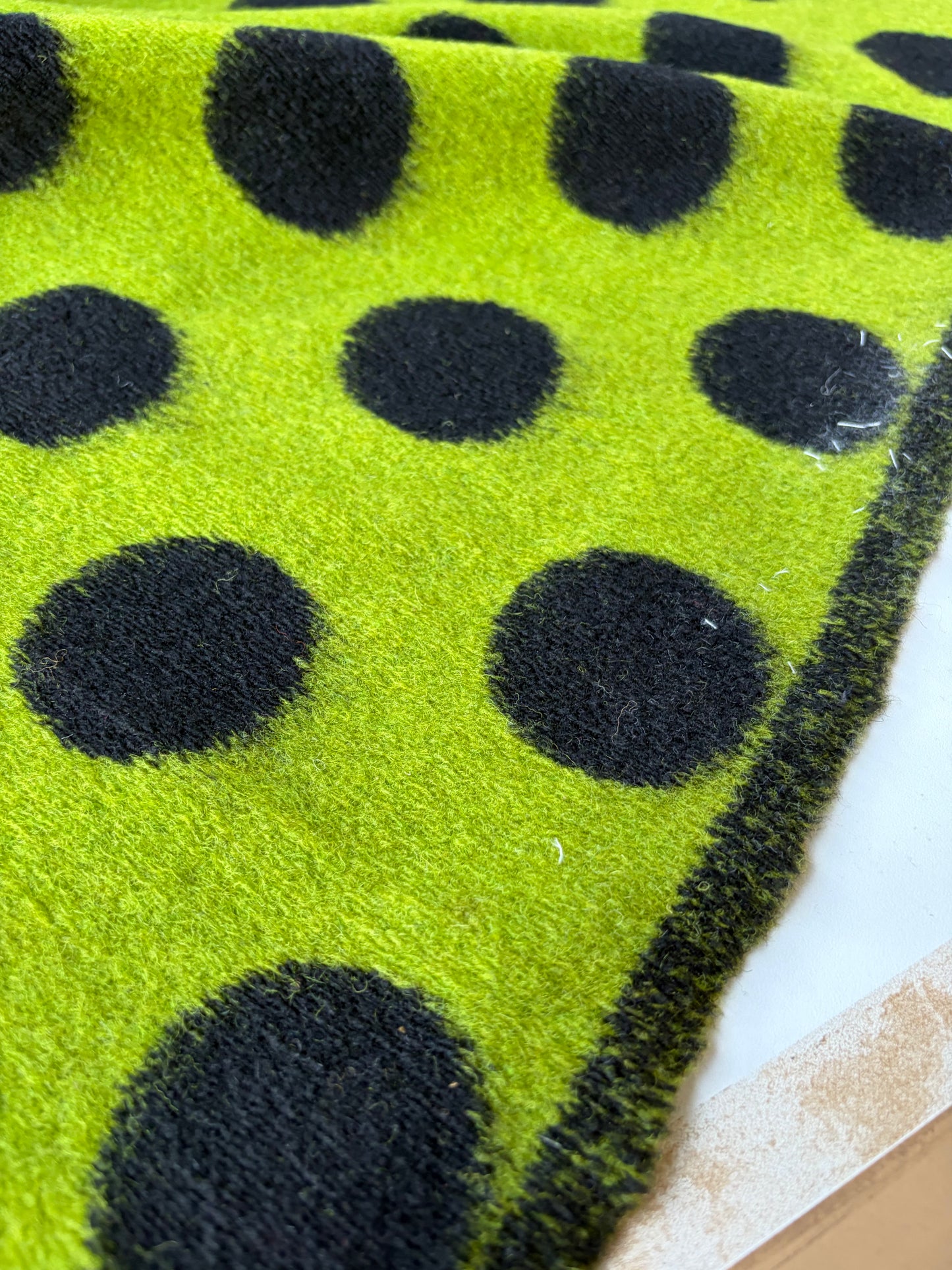 MOE 010 black/green dots heavy boiled wool