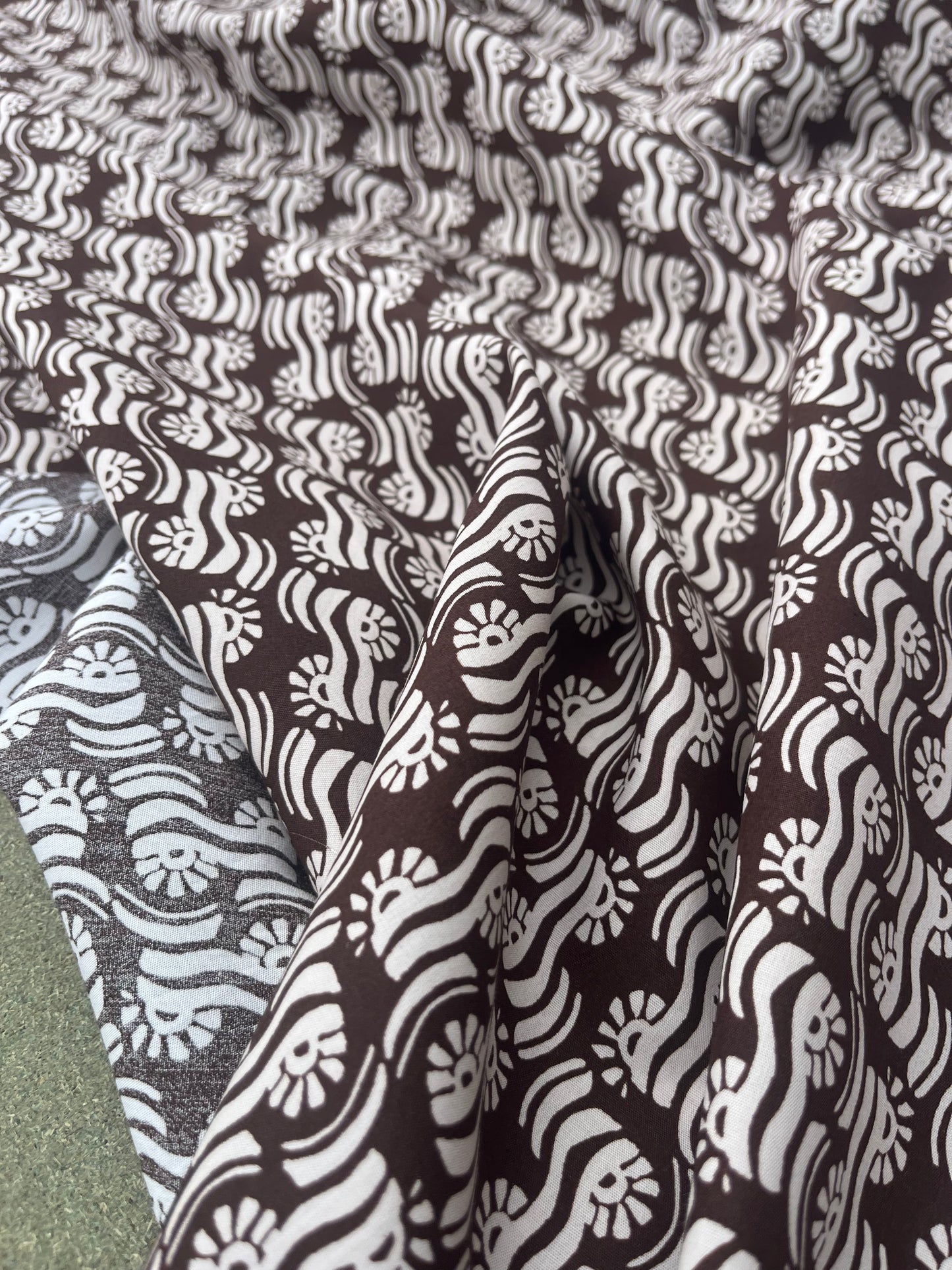 LUNA 002 poplin with elegant brown/white print