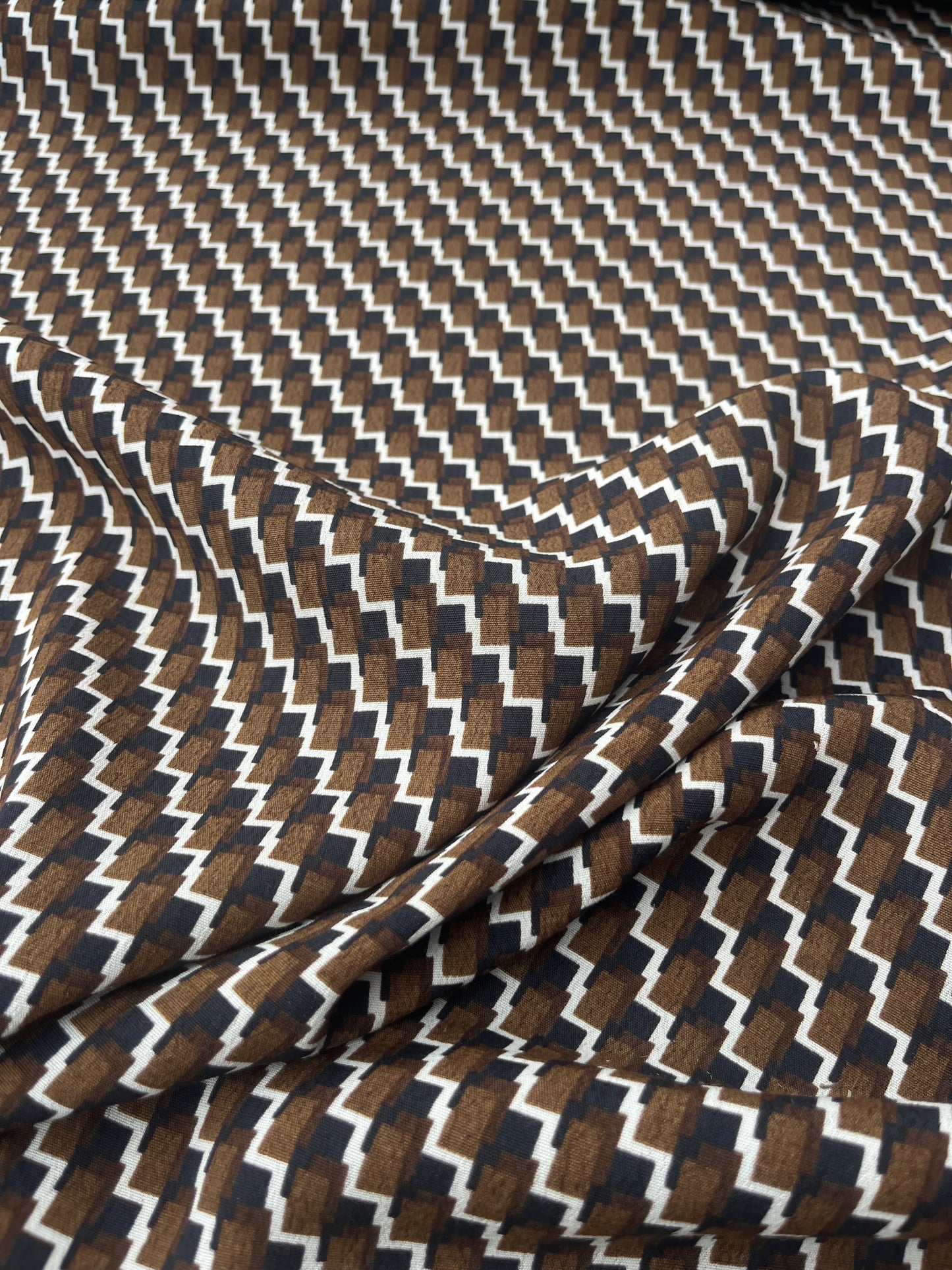 LUNA 004 viscose crêpe geometrical design brown/black