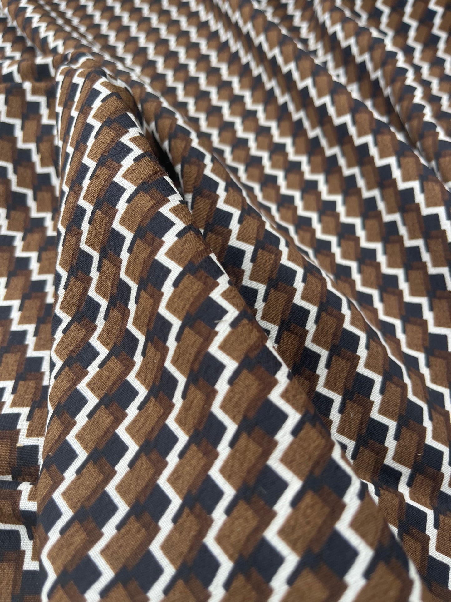 LUNA 004 viscose crêpe geometrical design brown/black