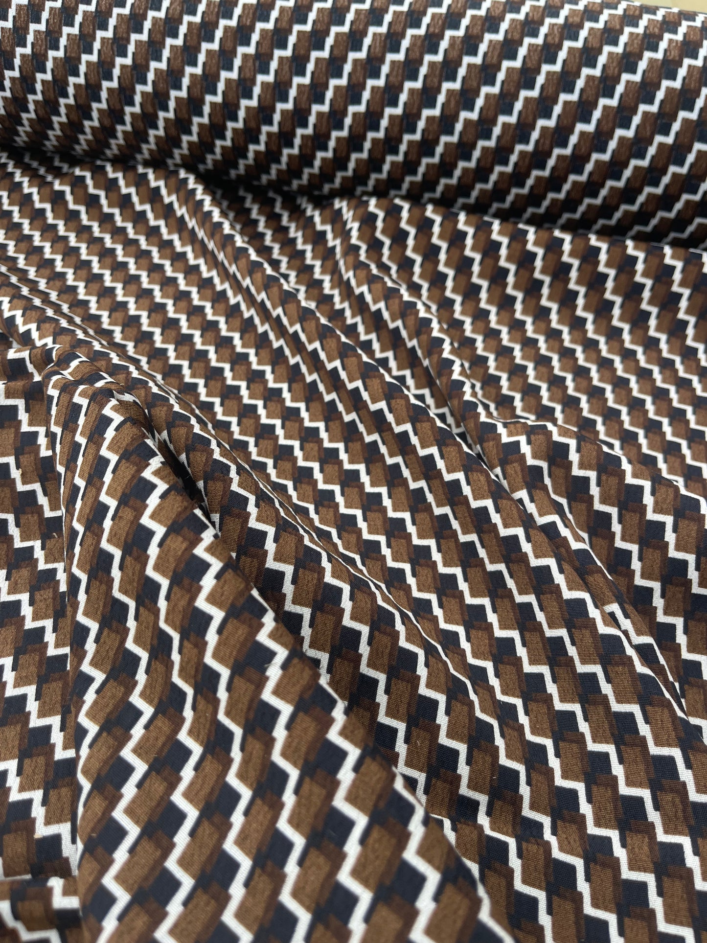 LUNA 004 viscose crêpe geometrical design brown/black