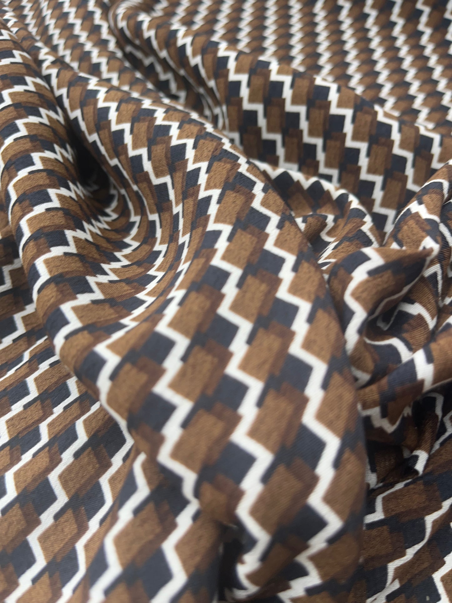 LUNA 004 viscose crêpe geometrical design brown/black
