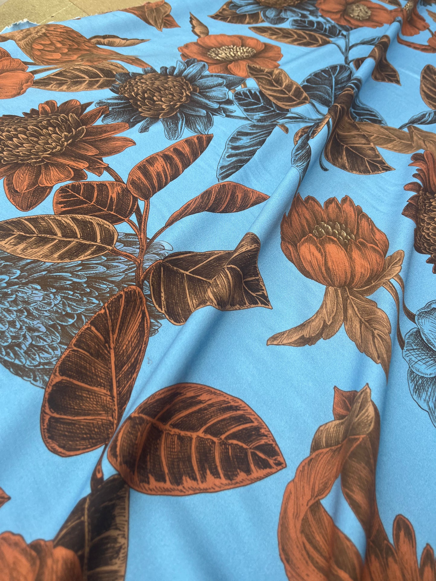LUNA 008 viscose twill print with parrots