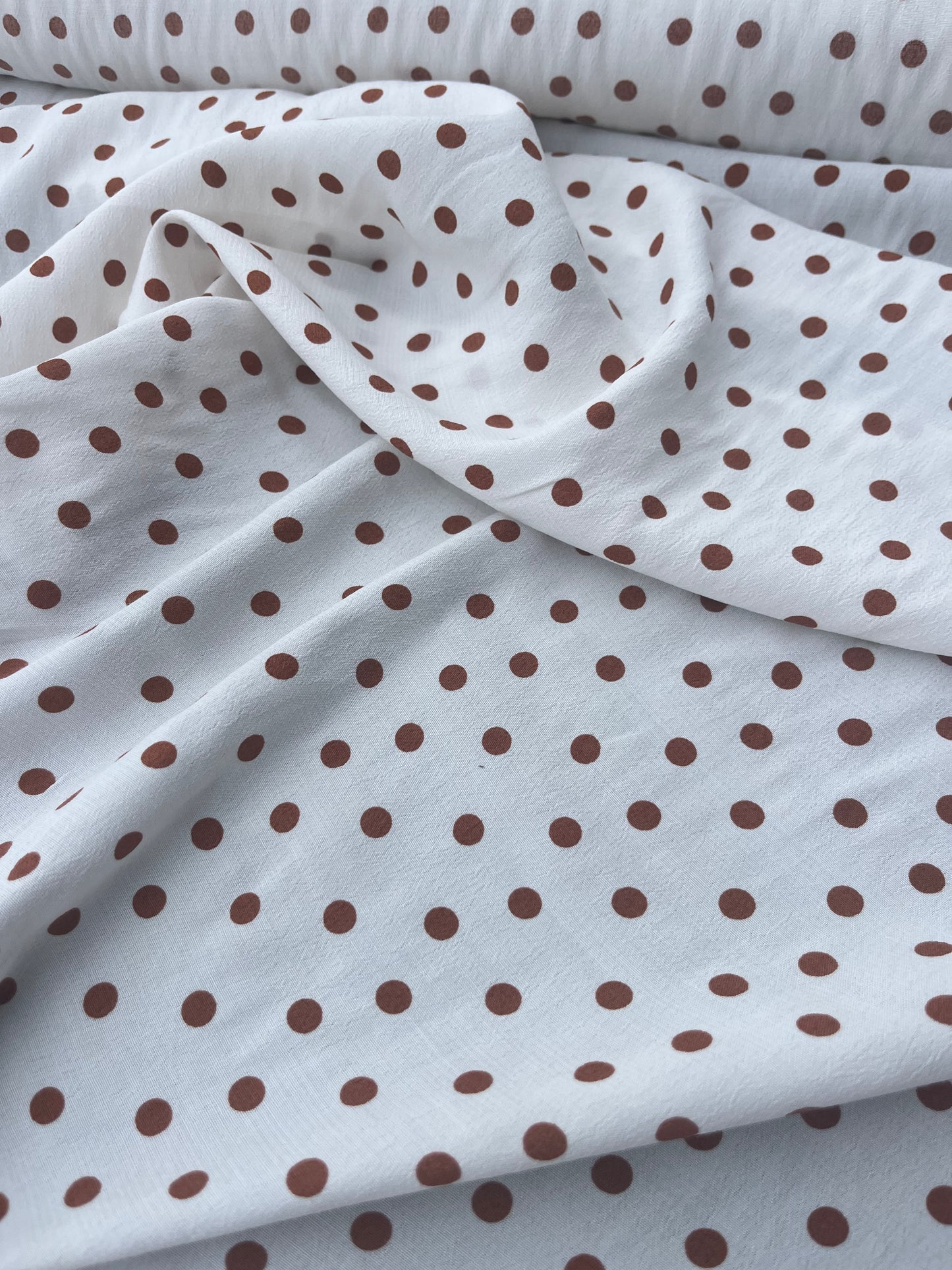 LUNA 010 viscose crêpe dots ecru/cognac