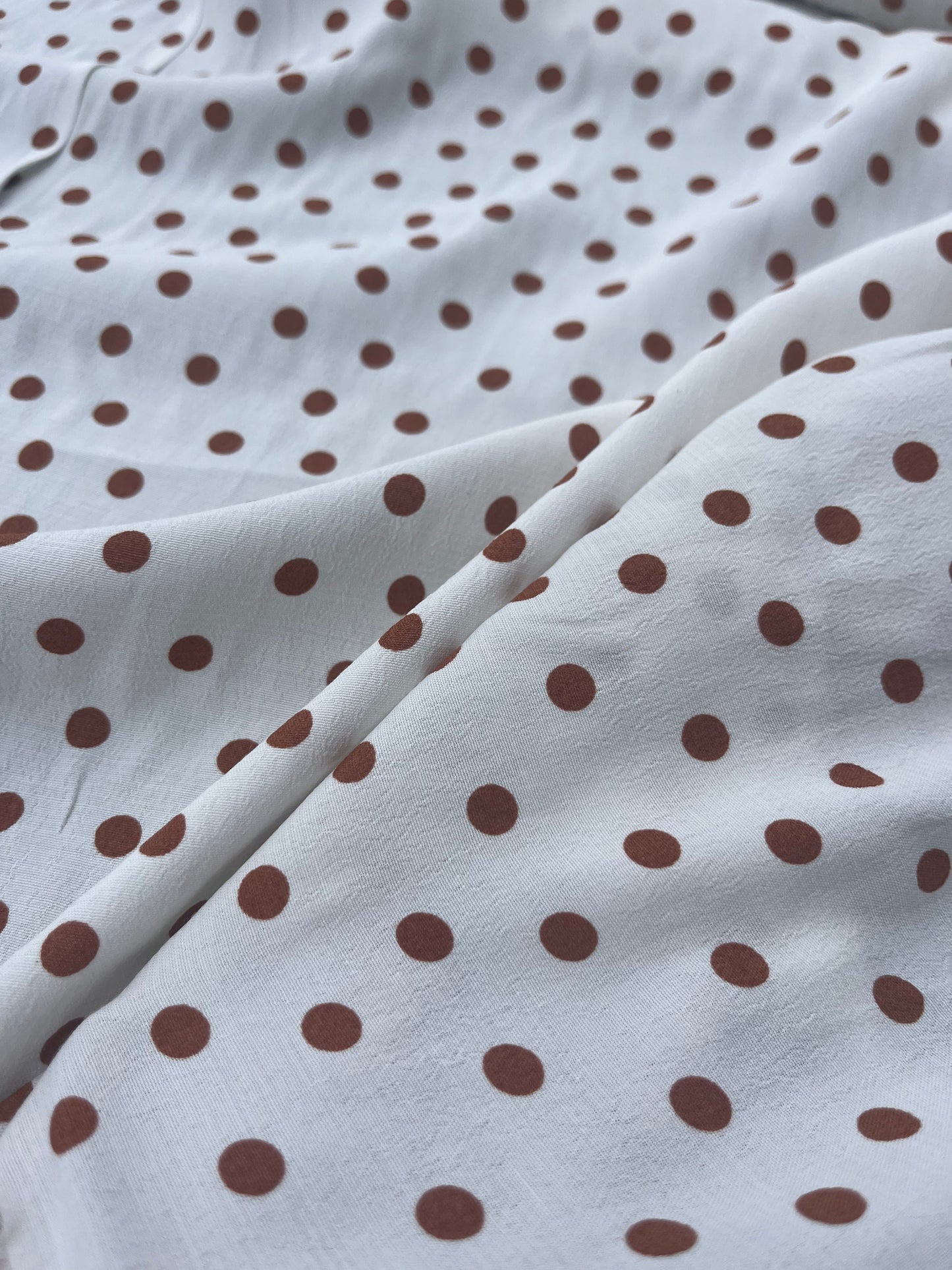 LUNA 010 viscose crêpe dots ecru/cognac