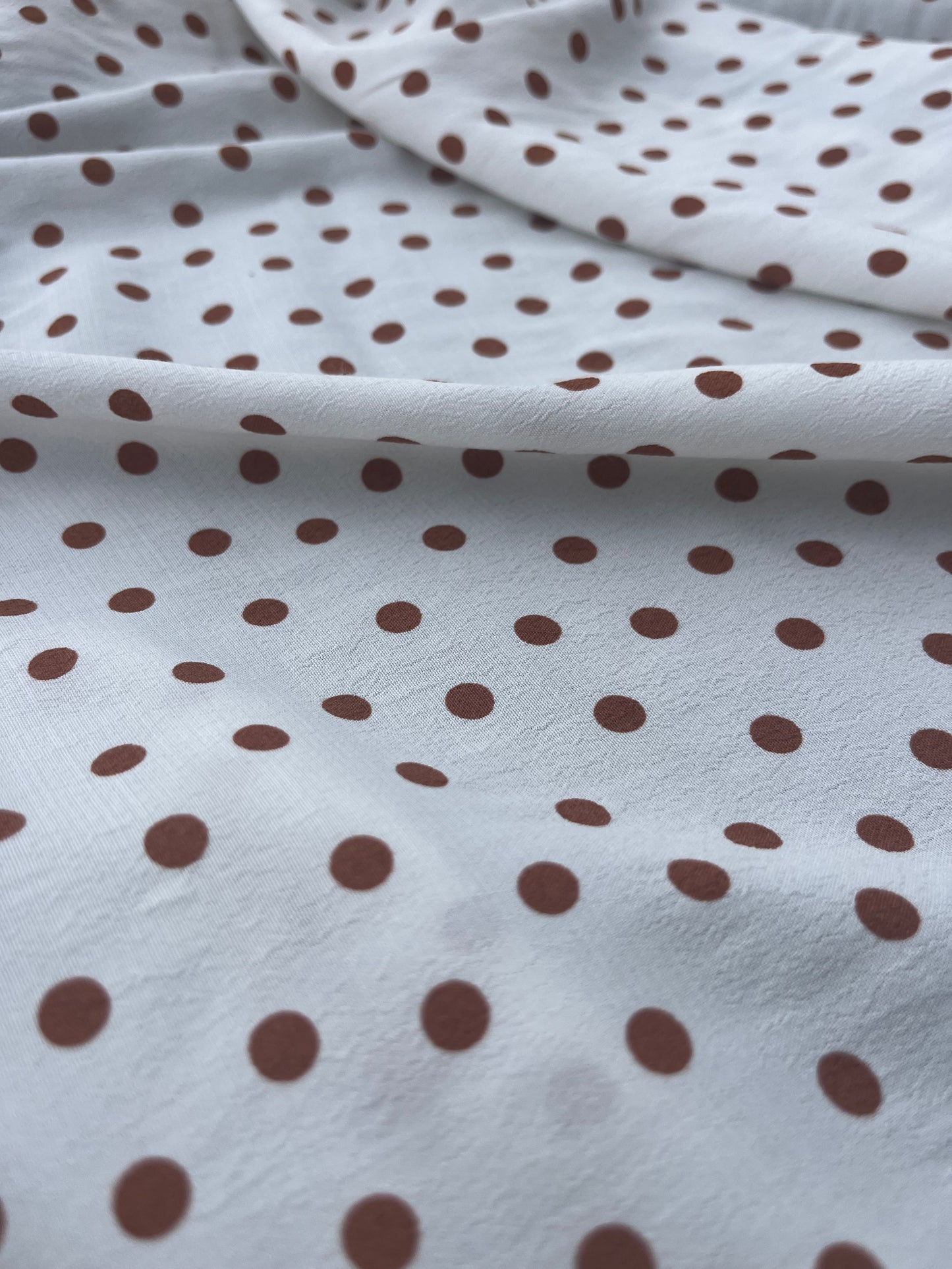 LUNA 010 viscose crêpe dots ecru/cognac