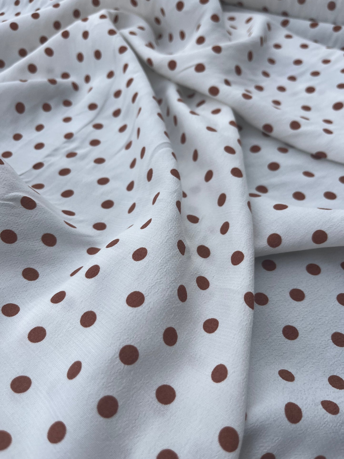 LUNA 010 viscose crêpe dots ecru/cognac