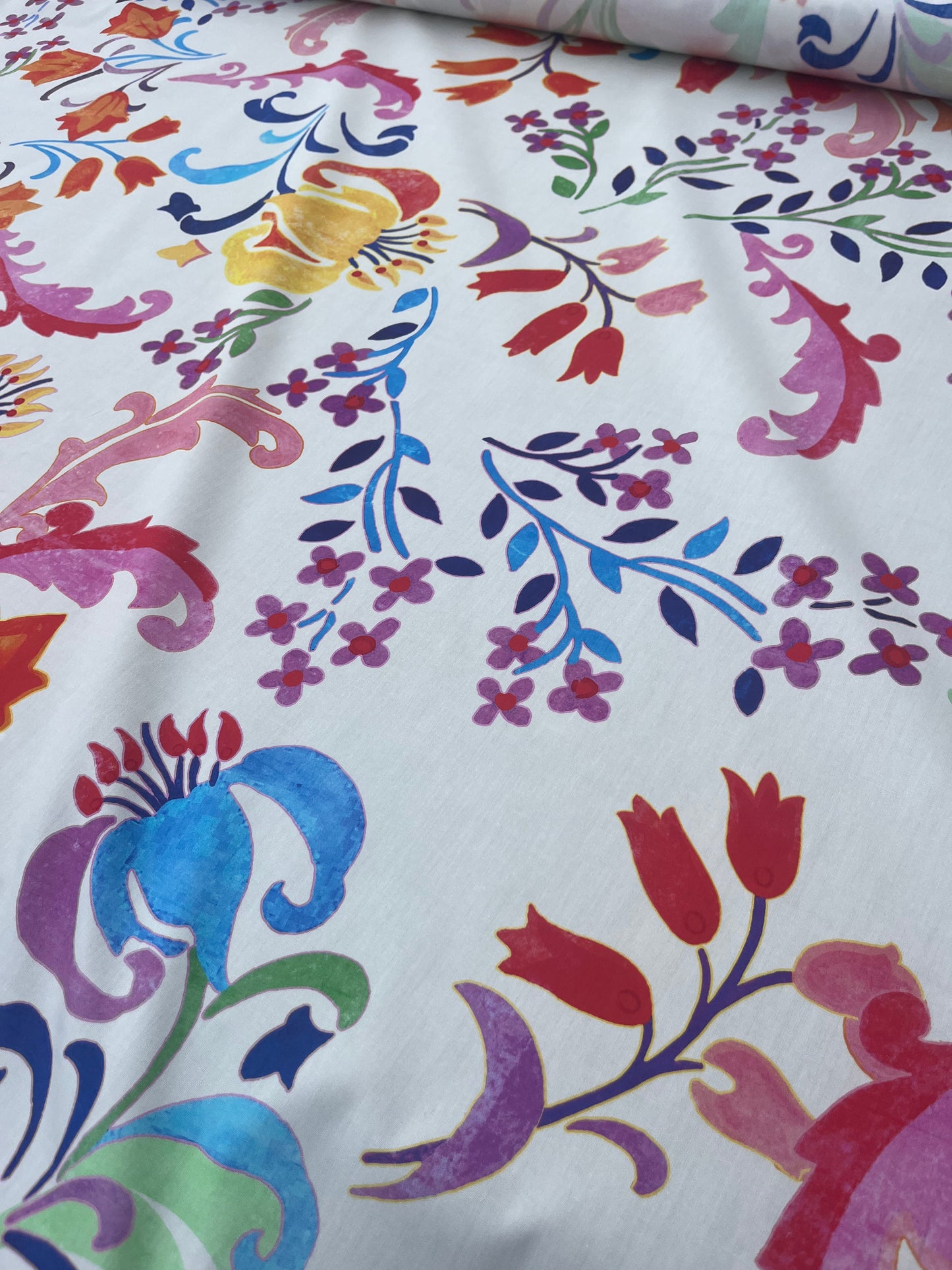 LUNA 016 poplin with bright summer print