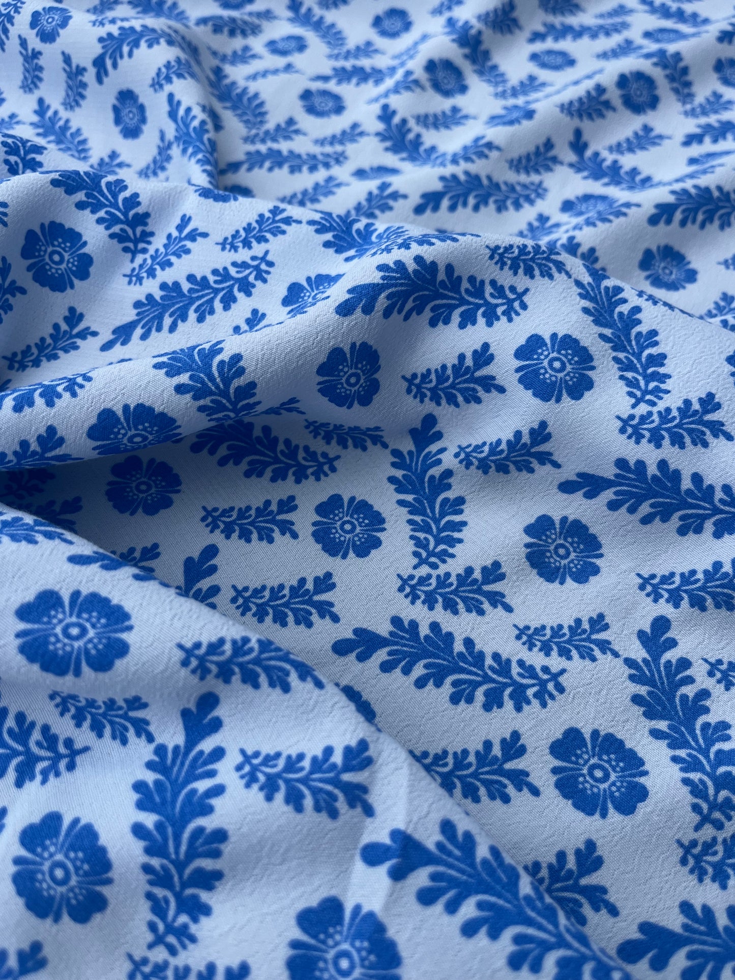 LUNA 017 viscose crêpe white/cobalt print