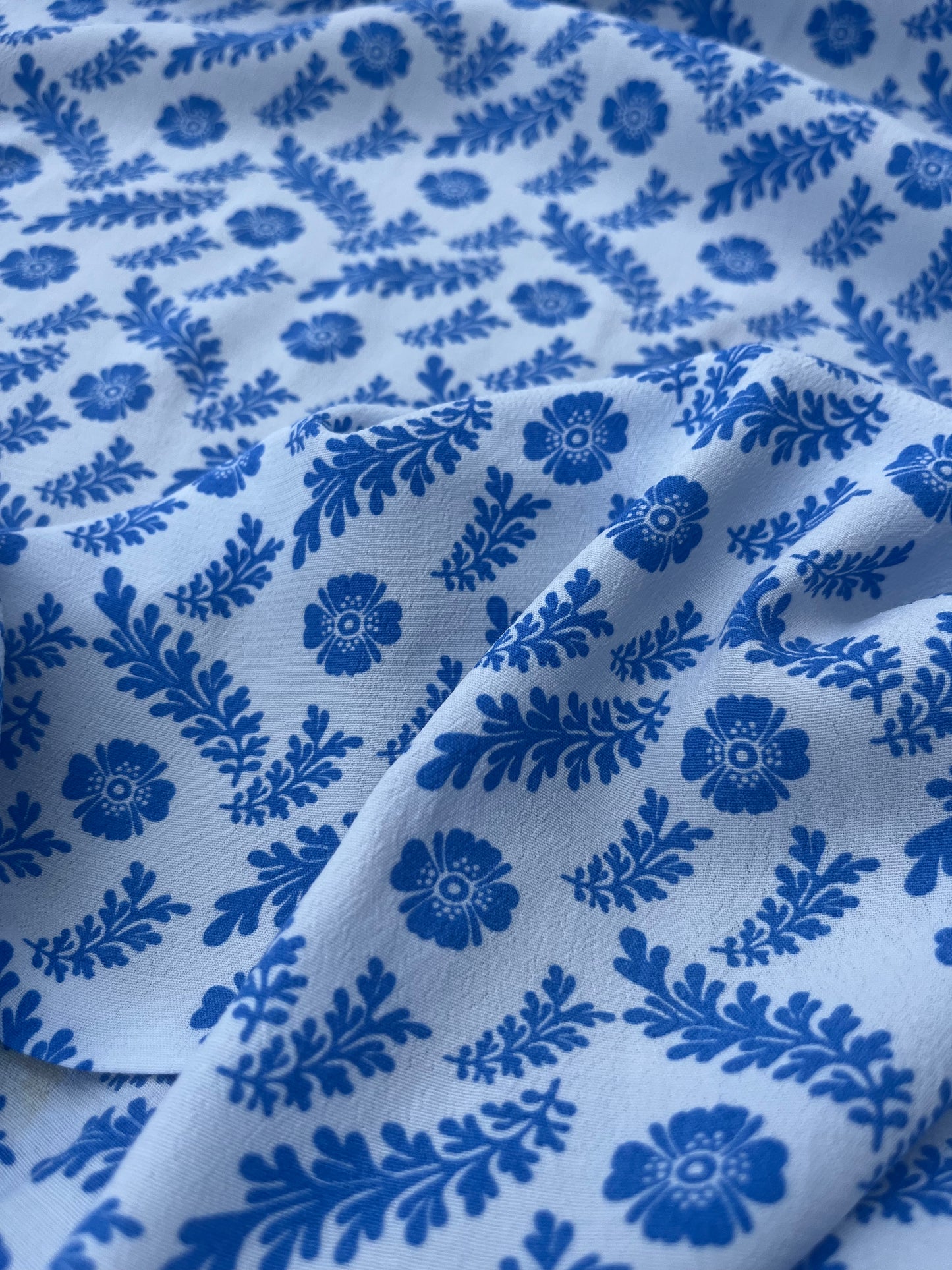LUNA 017 viscose crêpe white/cobalt print