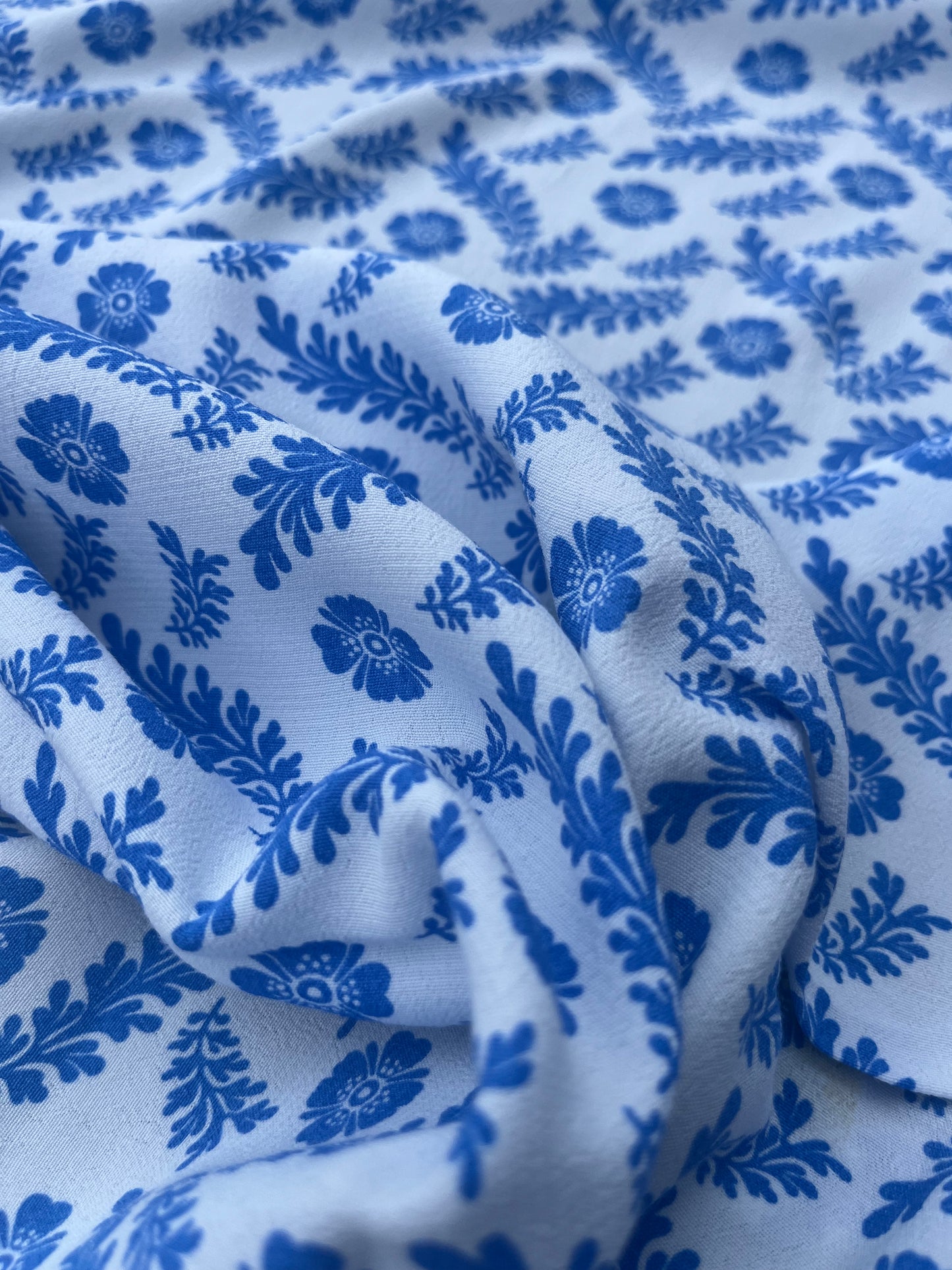LUNA 017 viscose crêpe white/cobalt print