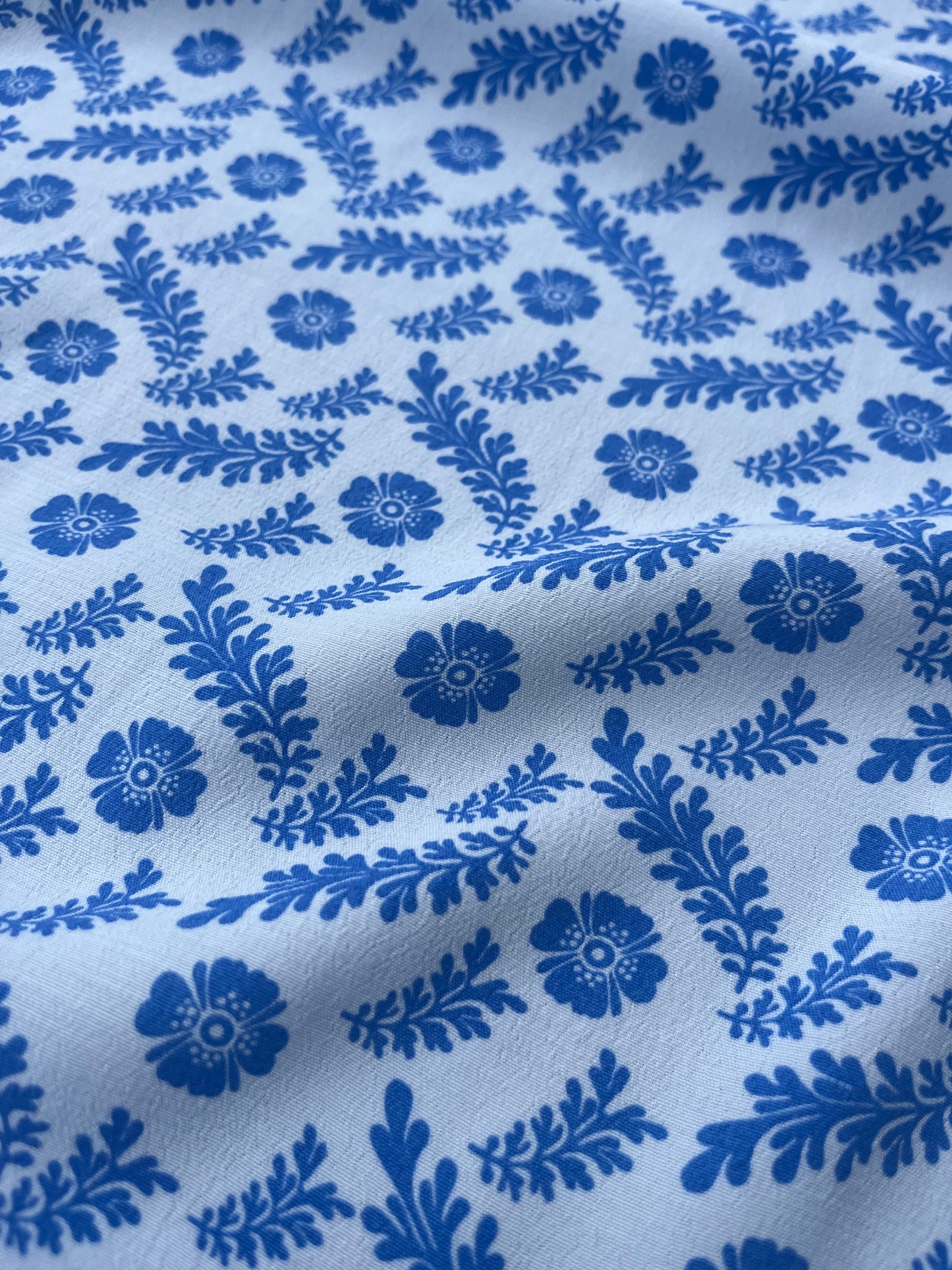 LUNA 017 viscose crêpe white/cobalt print