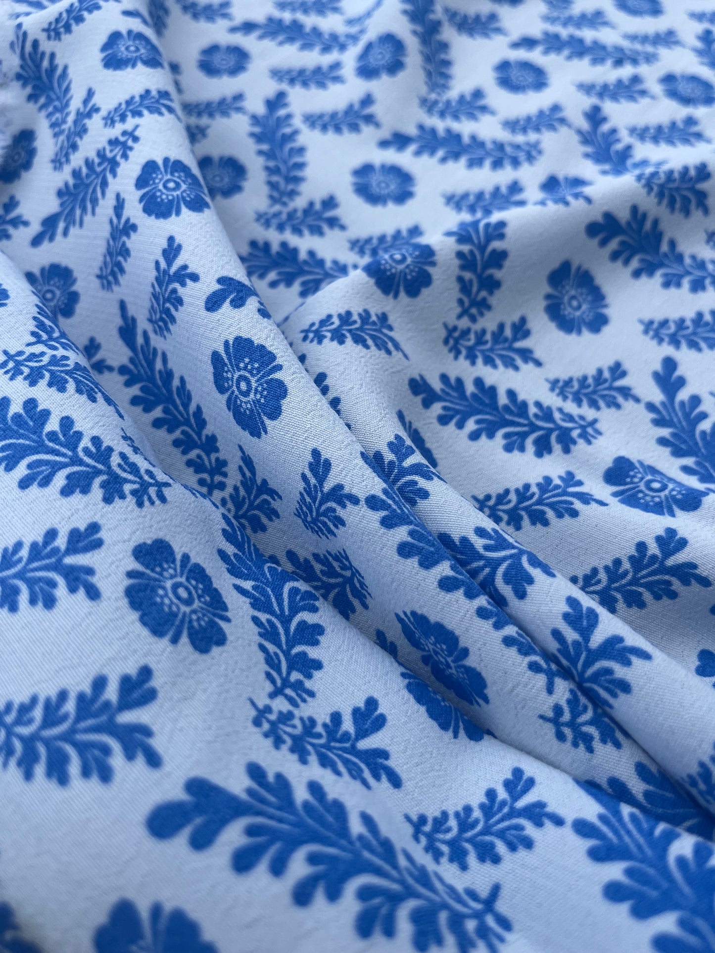 LUNA 017 viscose crêpe white/cobalt print