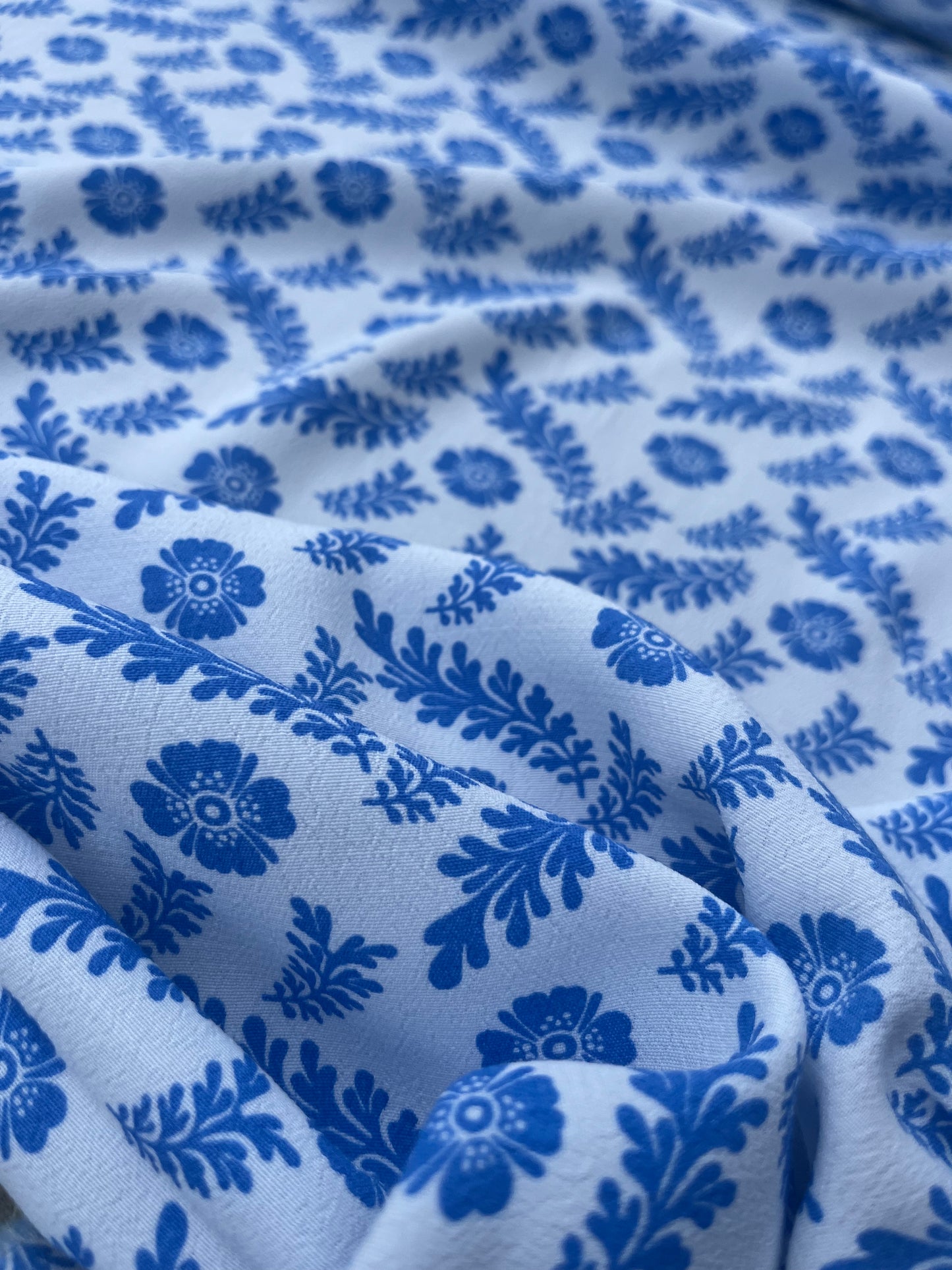 LUNA 017 viscose crêpe white/cobalt print