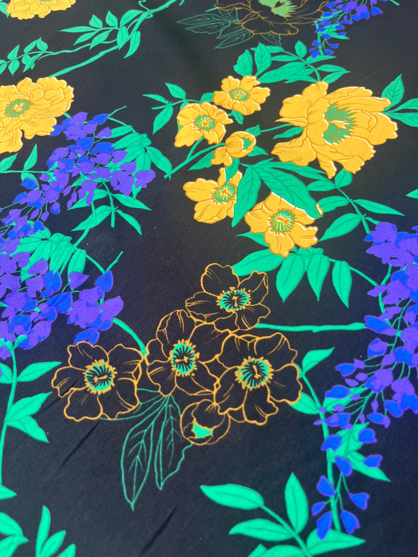 LUNA 021 crêpe black ground bright print