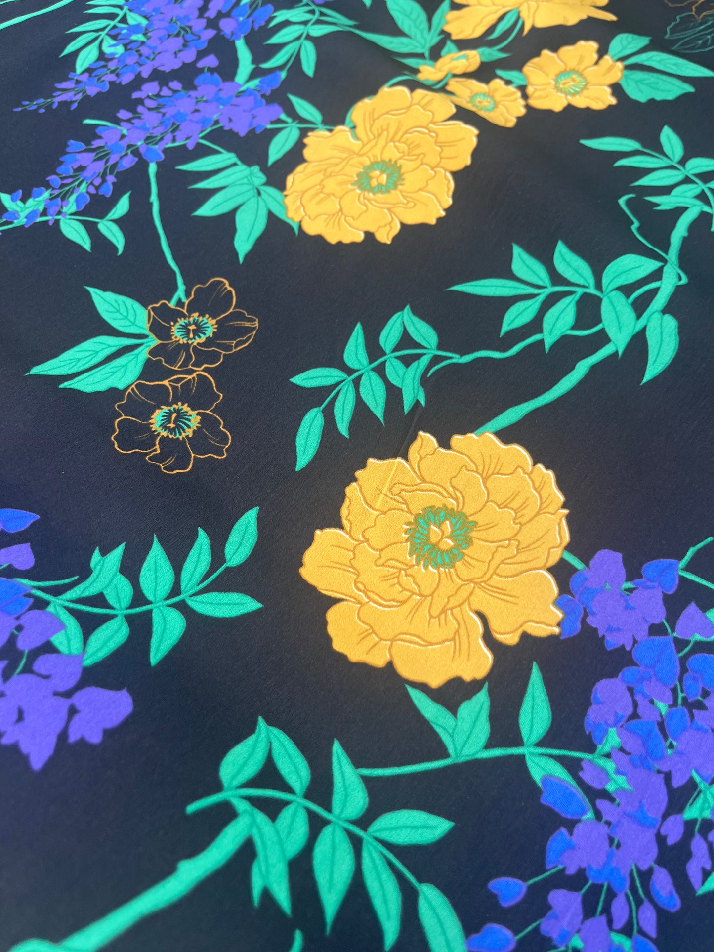 LUNA 021 crêpe black ground bright print