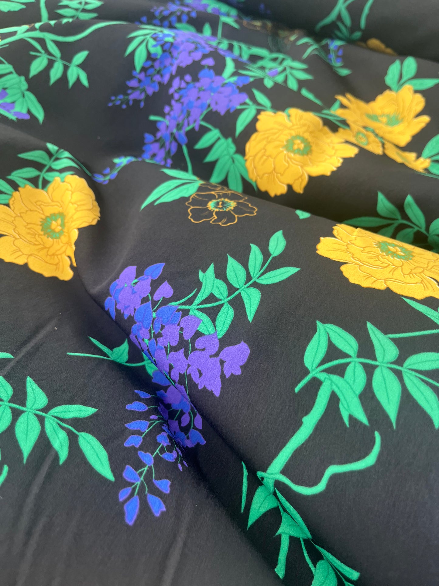 LUNA 021 crêpe black ground bright print