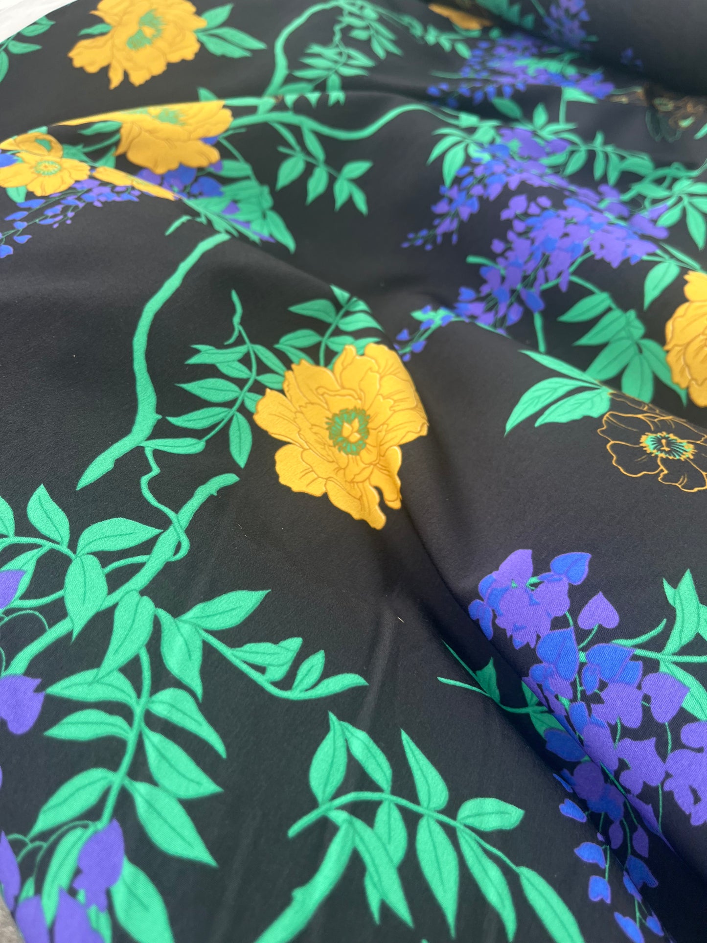 LUNA 021 crêpe black ground bright print