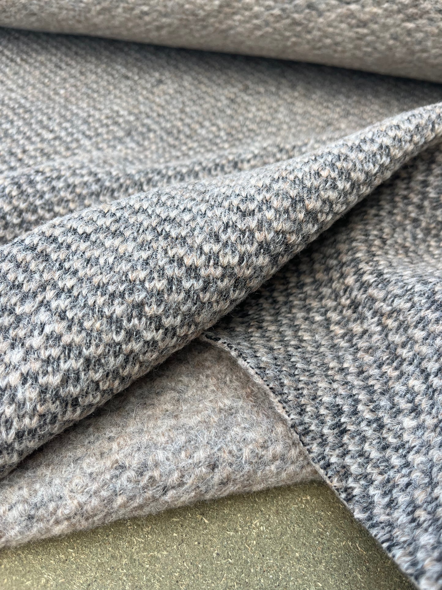 LC WOOLY 004 heavy boiled wool small design black/taupe