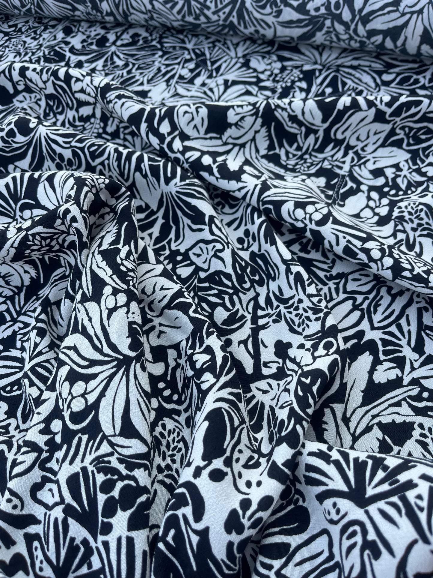 RW 200 viscose crêpe black/white flowerprint
