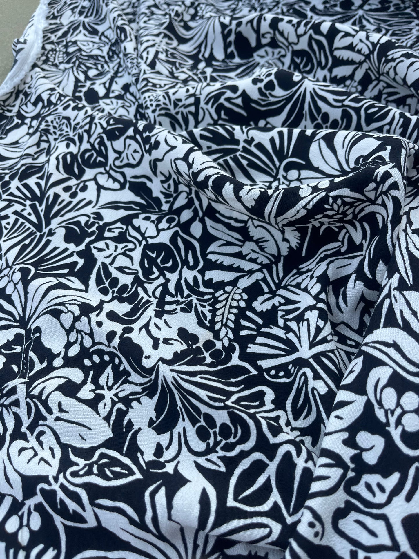 RW 200 viscose crêpe black/white flowerprint