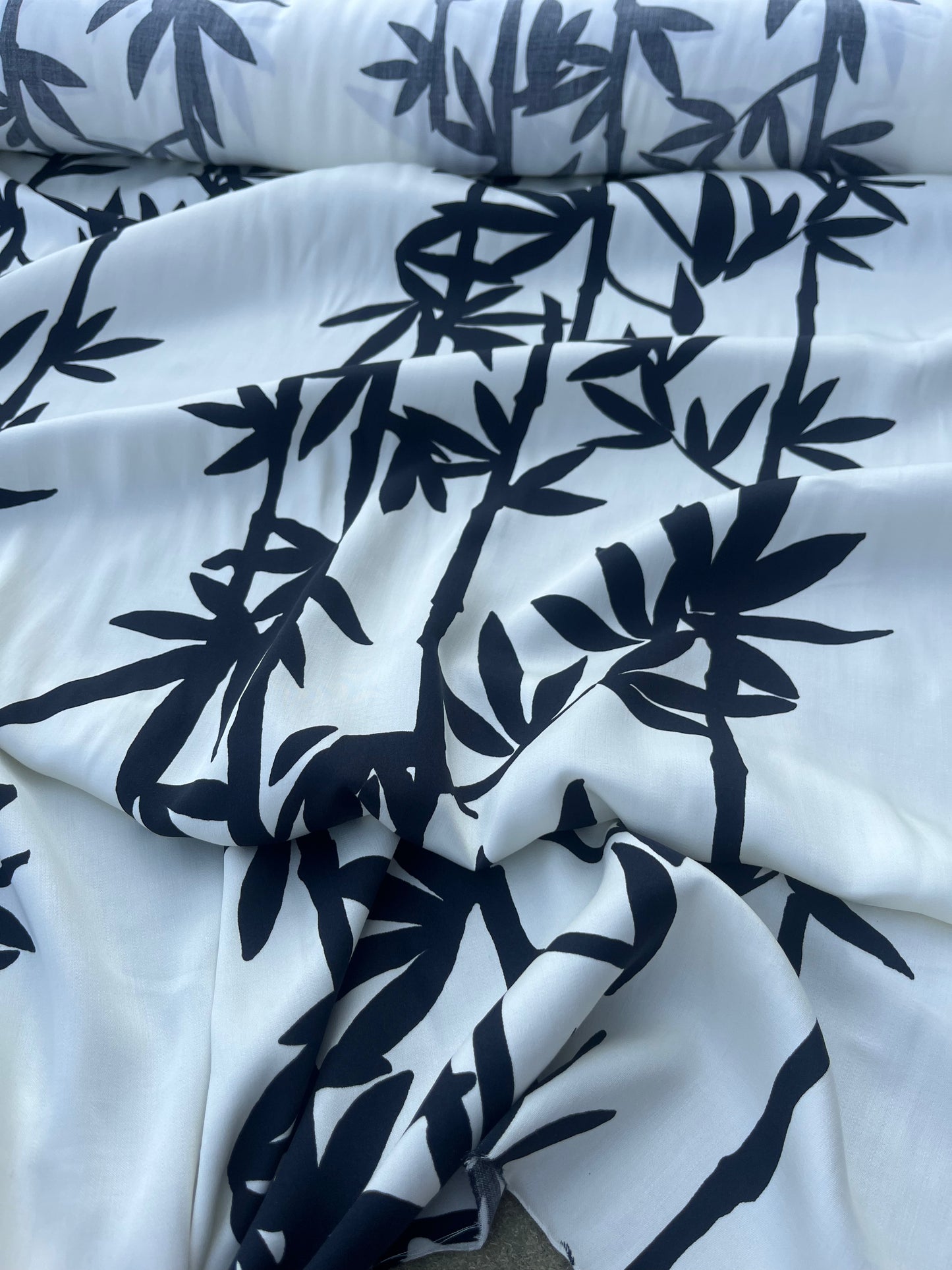 RW 200 viscose crêpe black/white flowerprint