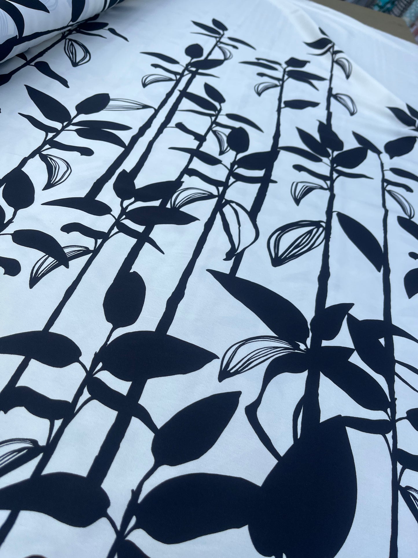 RW 203 twill black/white border print