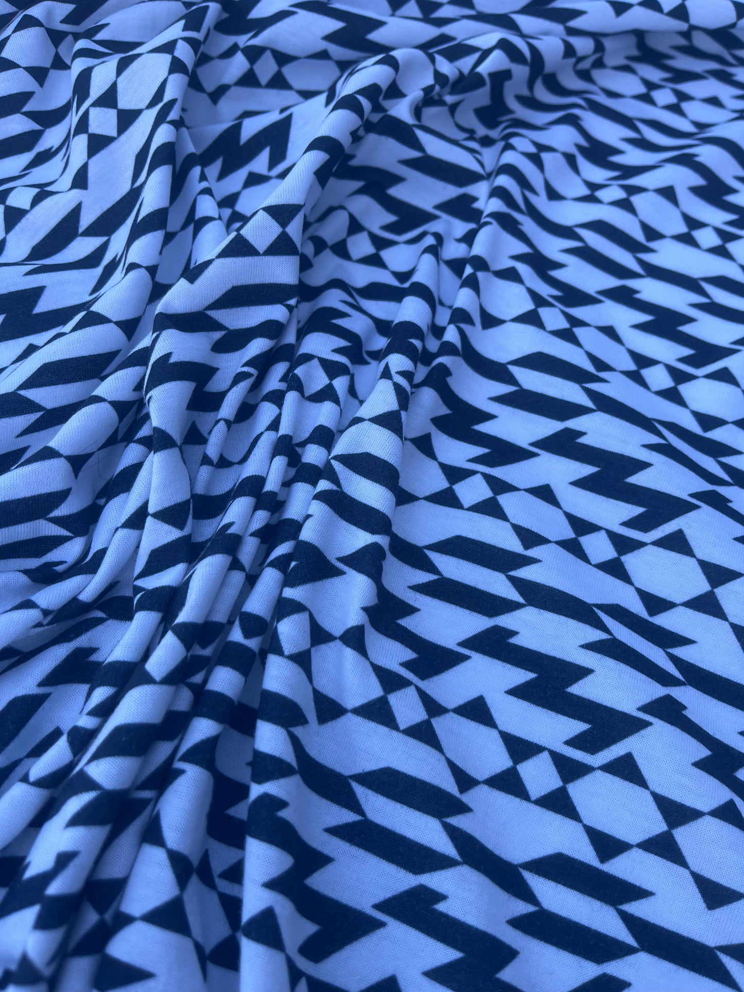 VIVIENNE 700 jersey viscose black/white geometrical print