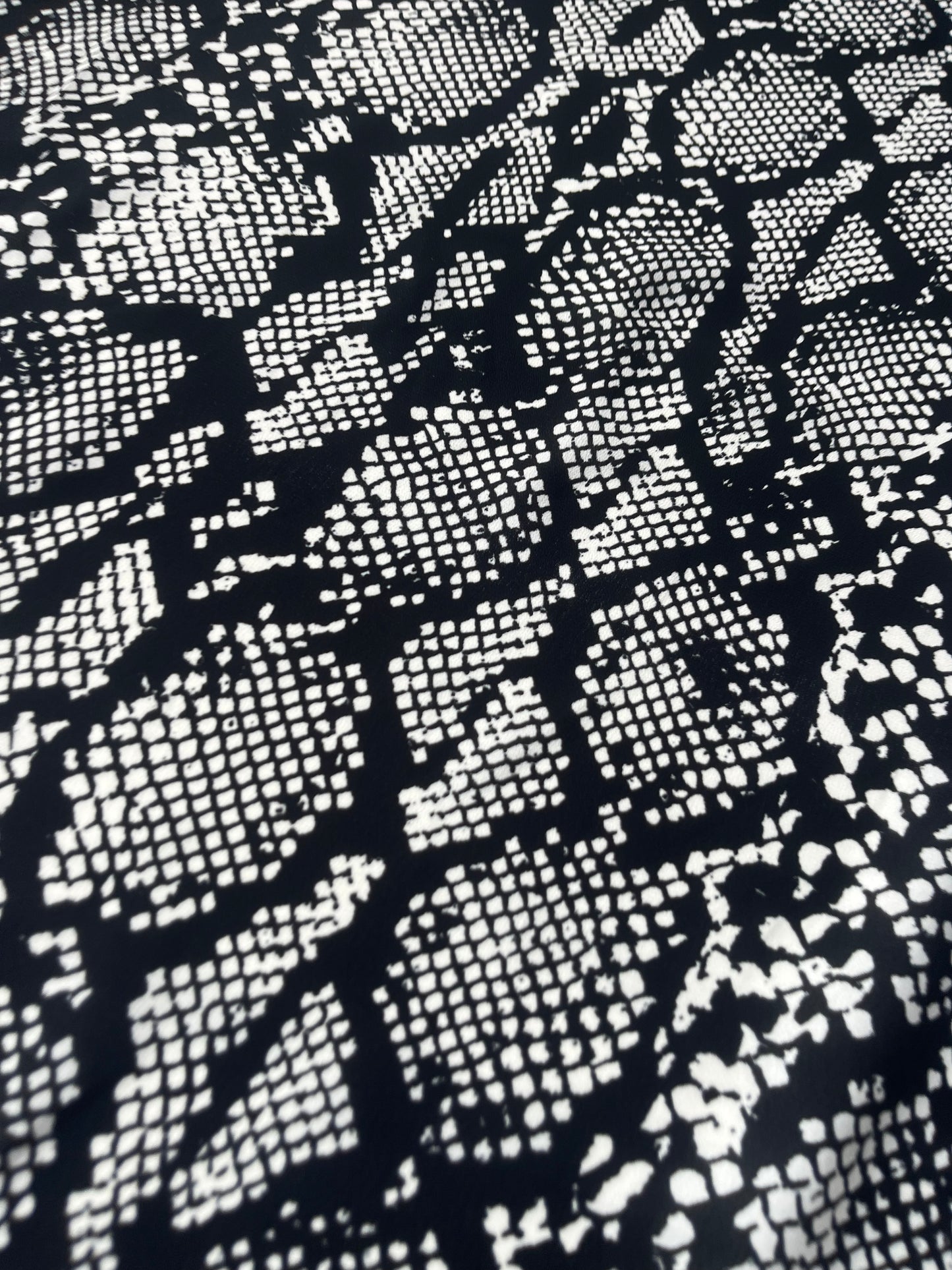 MARA MANIA 002 crêpe de Chine black/white snake print