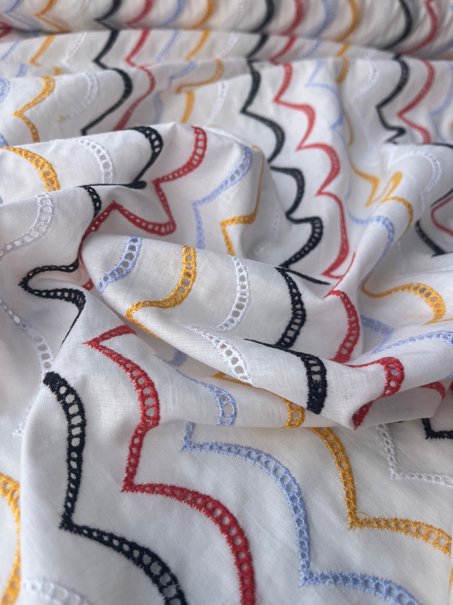 MARA MANIA 031 broderie Anglaise waves