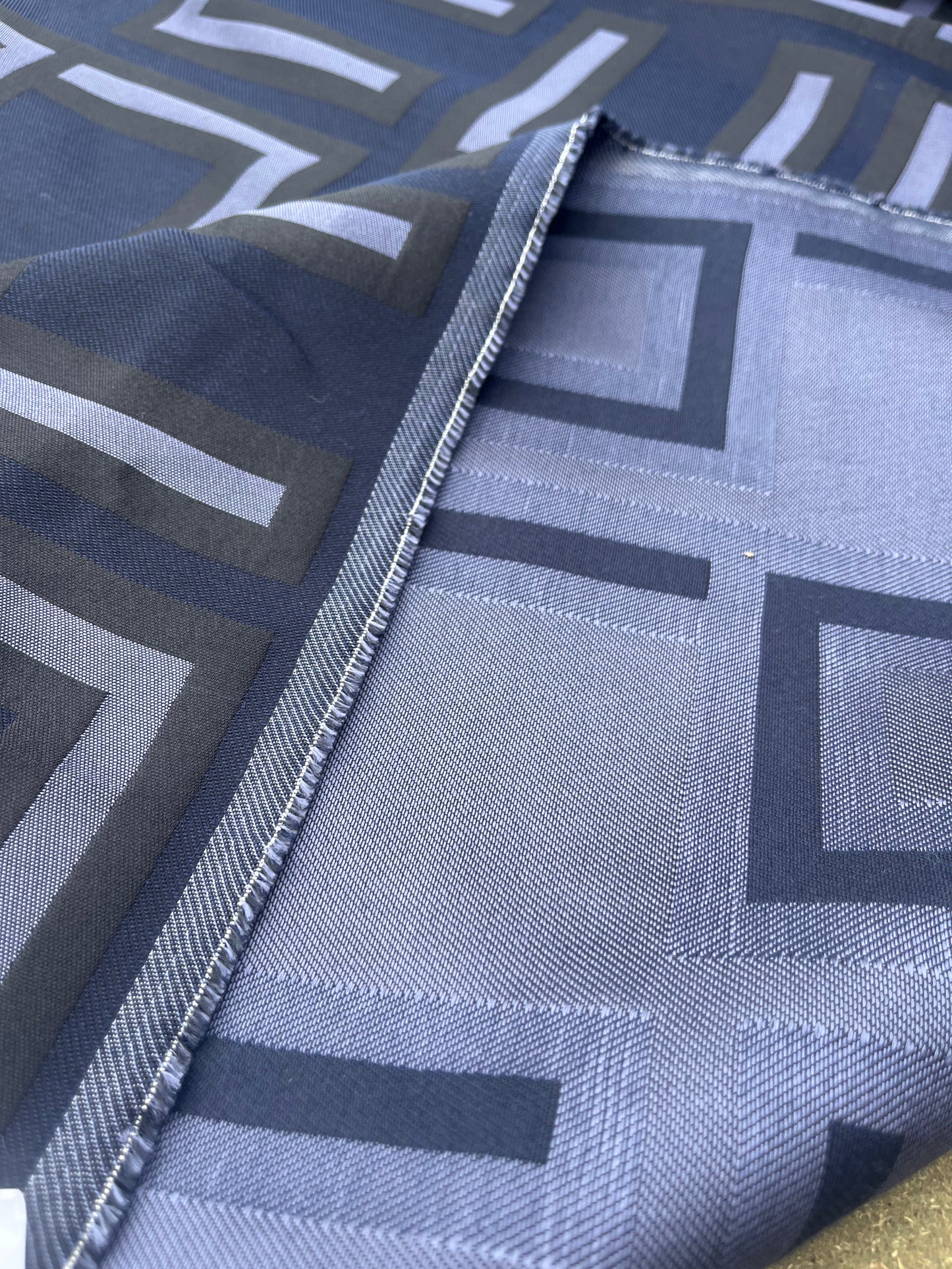 Hélène 004 jacquard with cotton navy/lilac/brown geometrical pattern