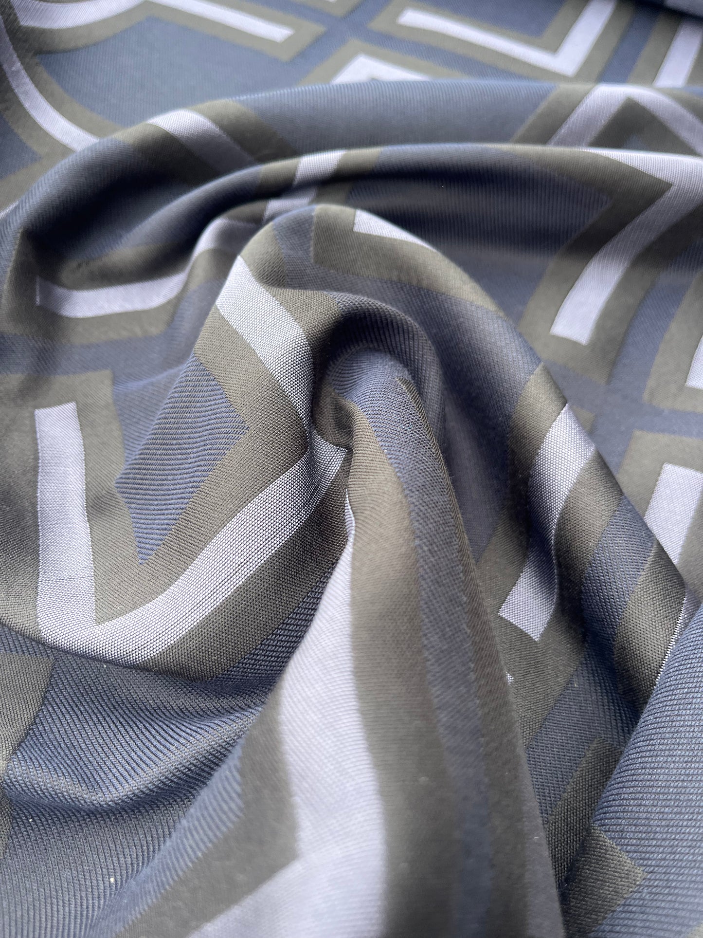 Hélène 004 jacquard with cotton navy/lilac/brown geometrical pattern