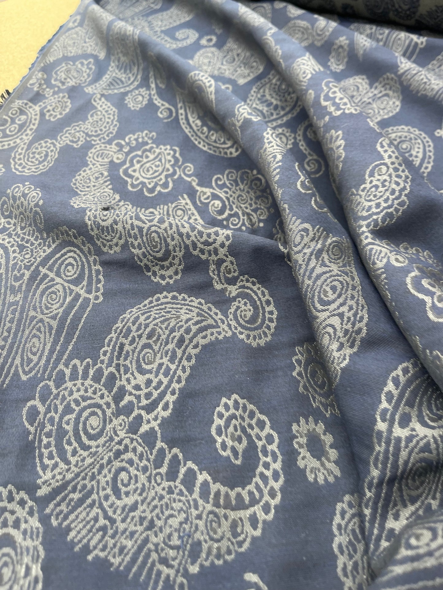 Hélène 007 jacquard navy/brown cashemere design