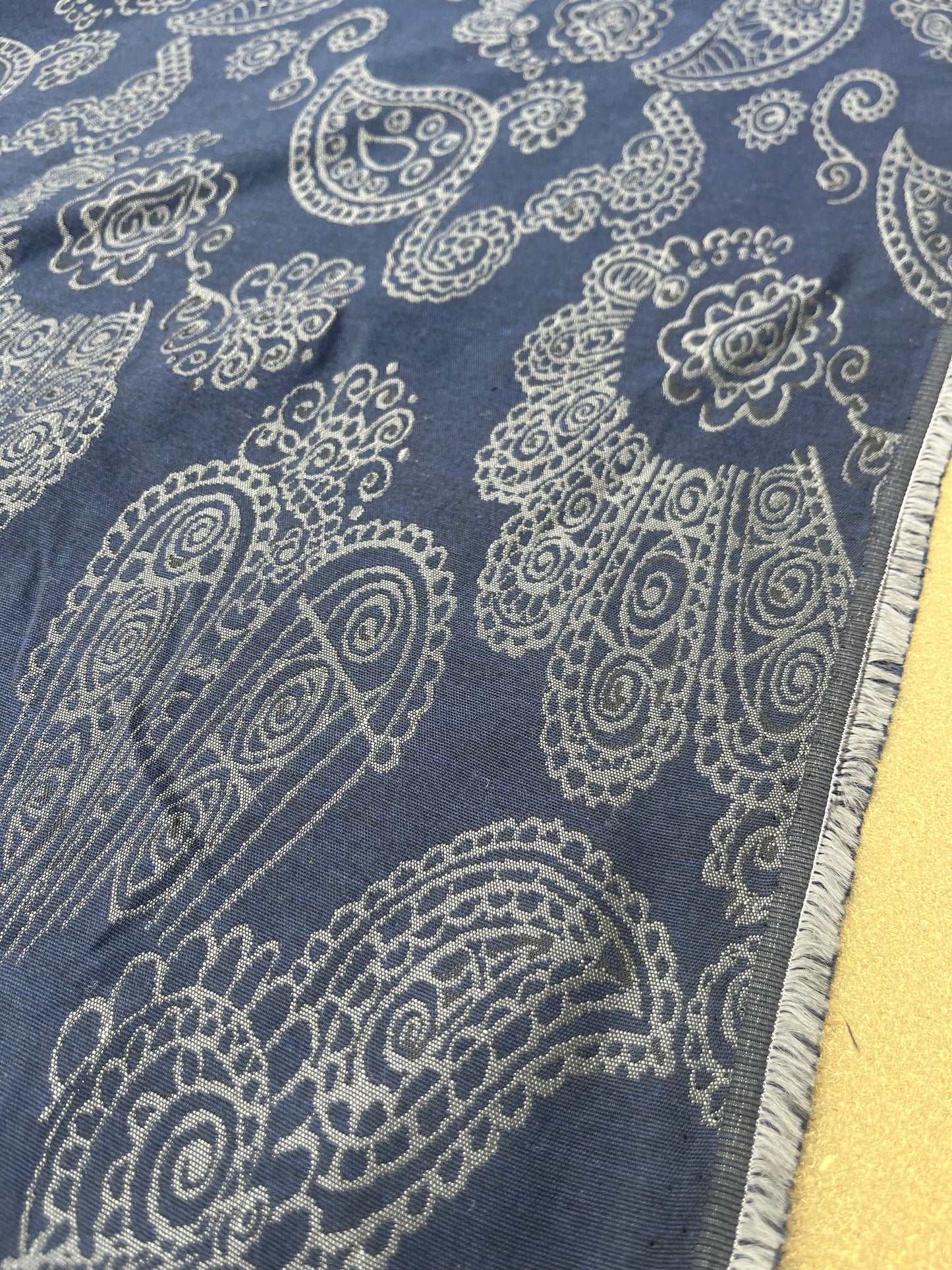 Hélène 007 jacquard navy/brown cashemere design