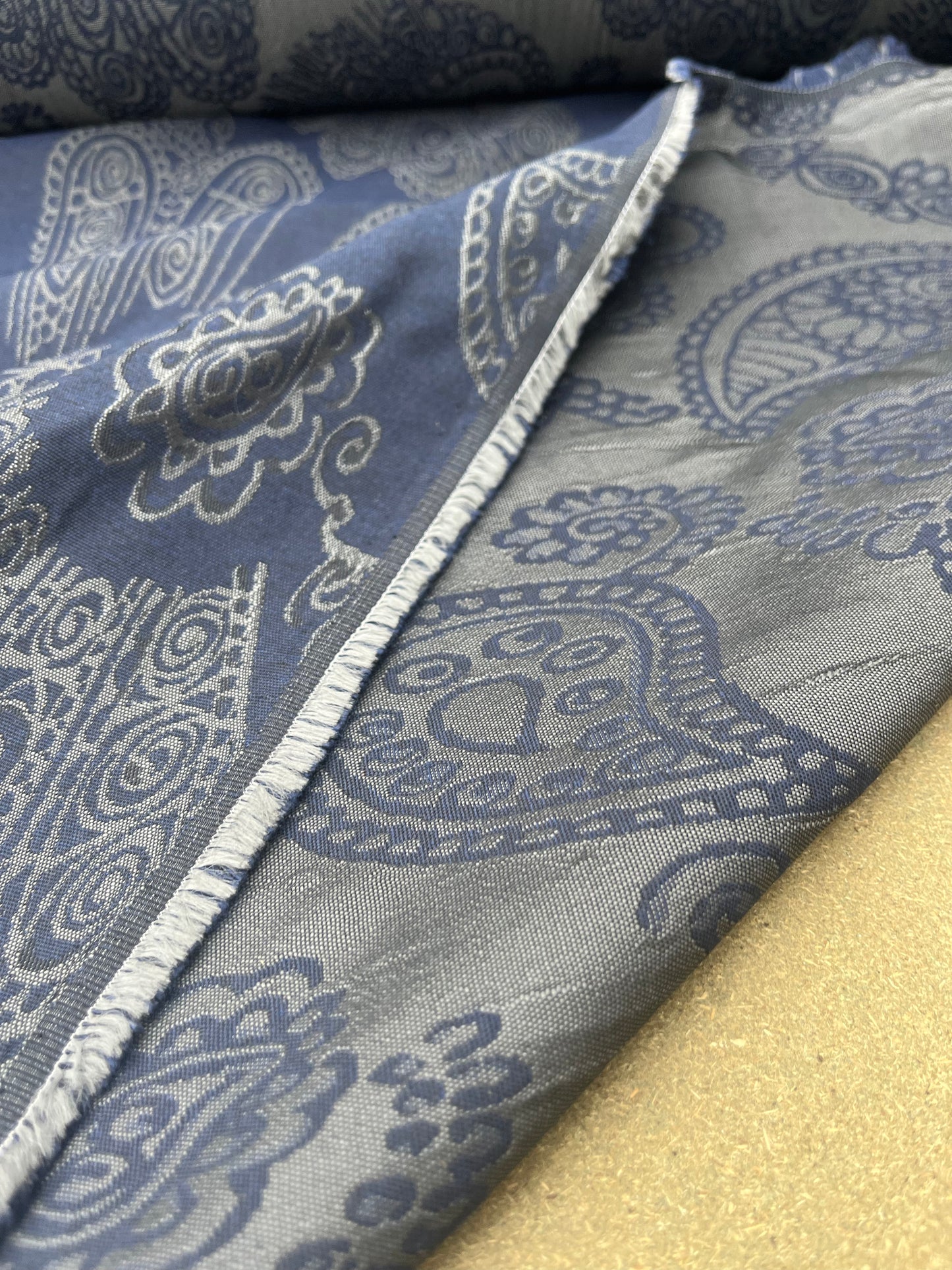 Hélène 007 jacquard navy/brown cashemere design