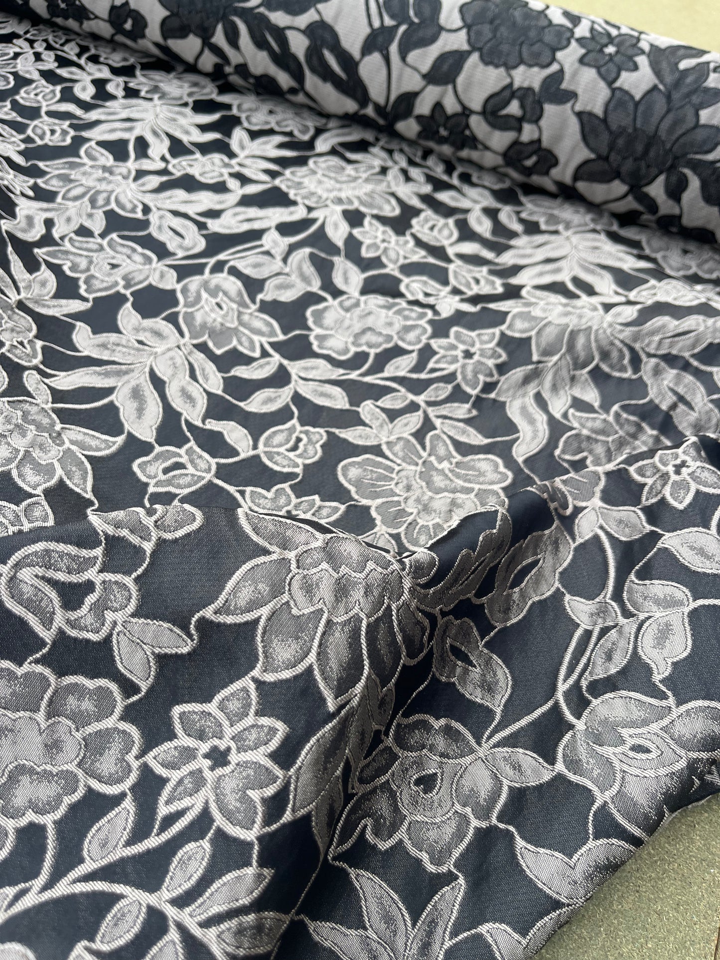 Hélène 015 shiny floral jacquard