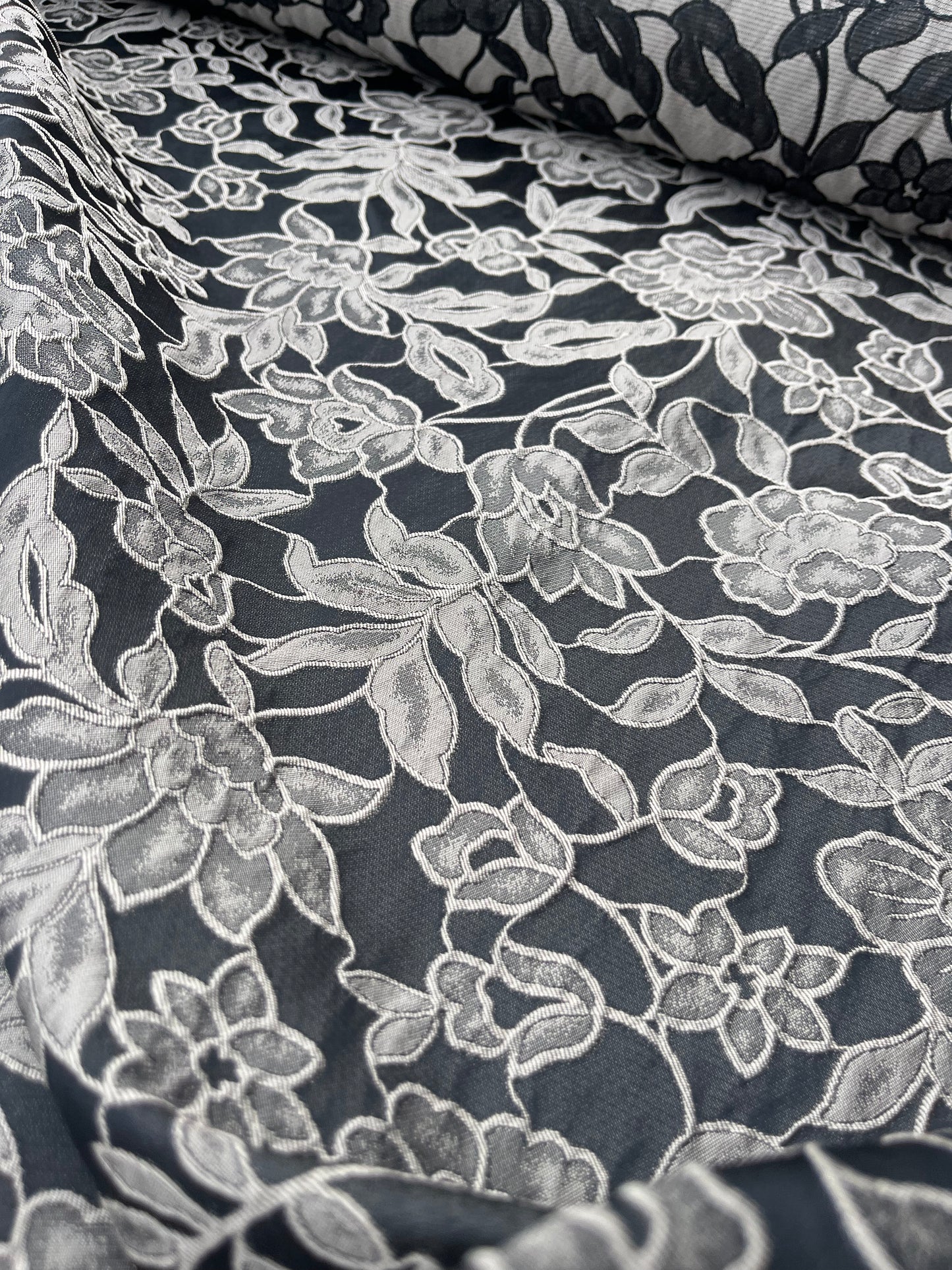 Hélène 015 shiny floral jacquard