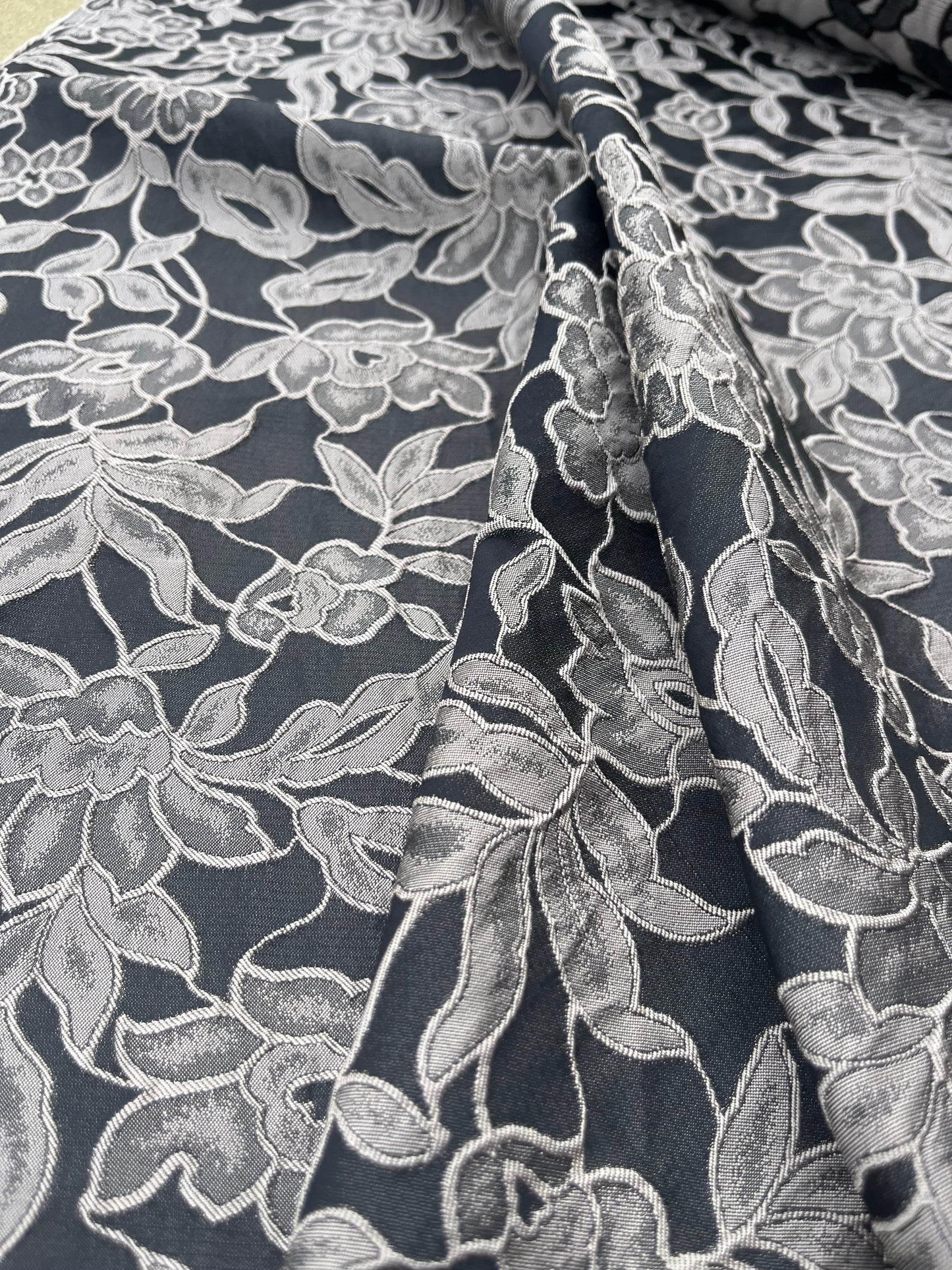 Hélène 015 shiny floral jacquard