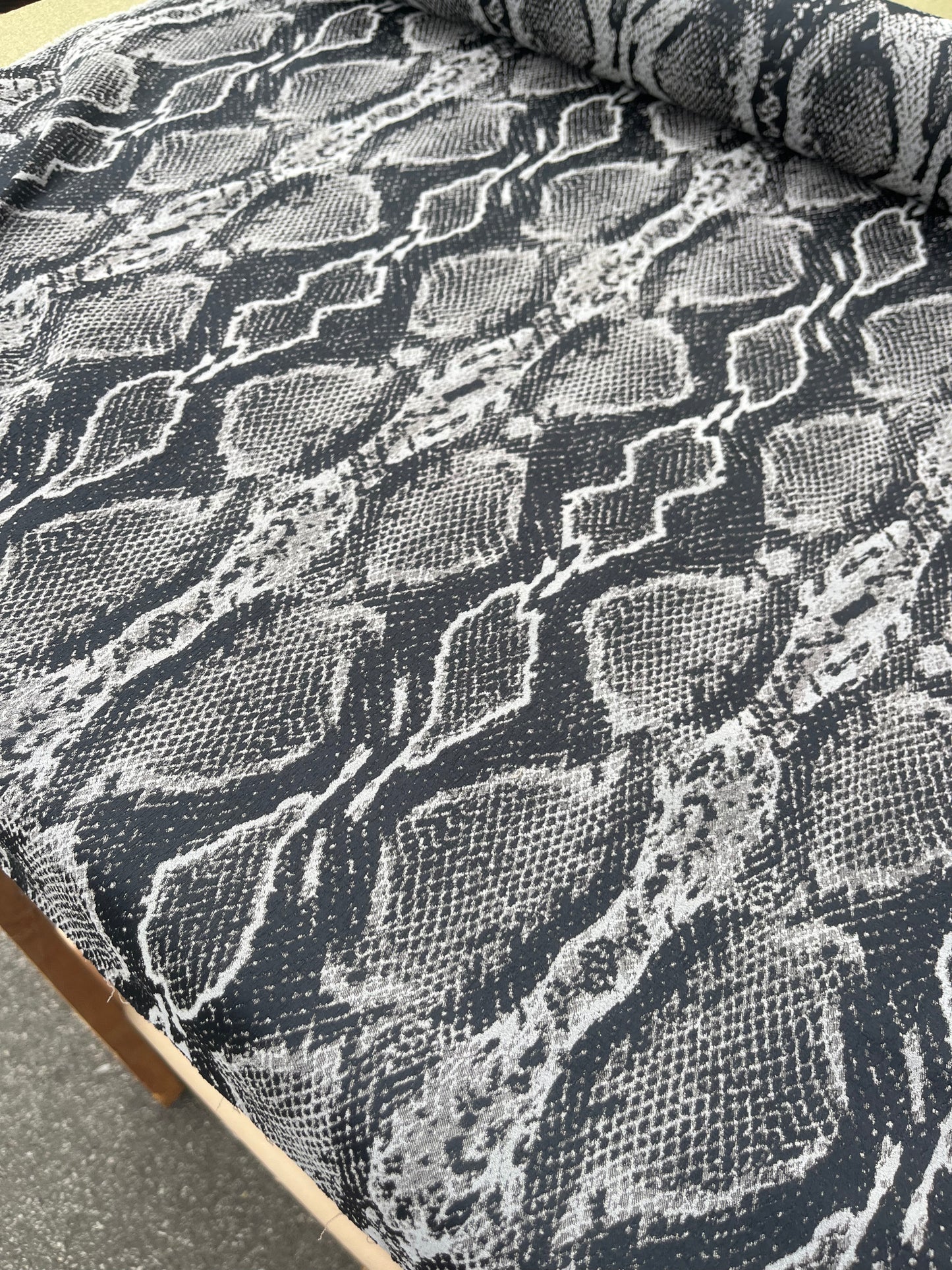Hélène 021 stretch jacquard snake