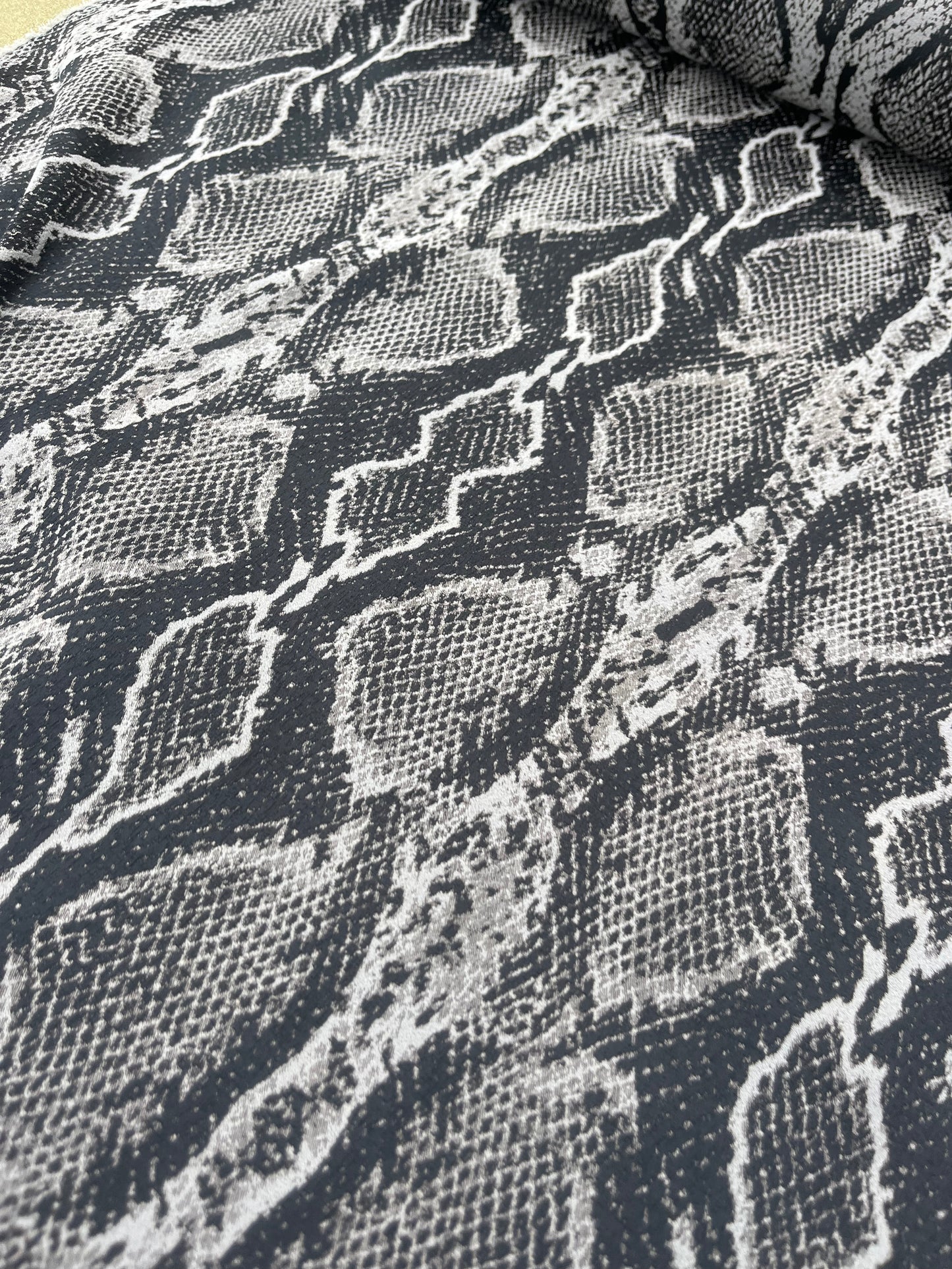 Hélène 021 stretch jacquard snake