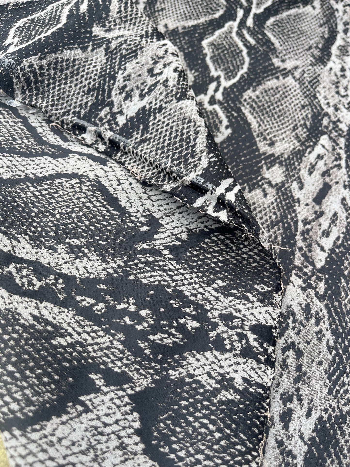 Hélène 021 stretch jacquard snake