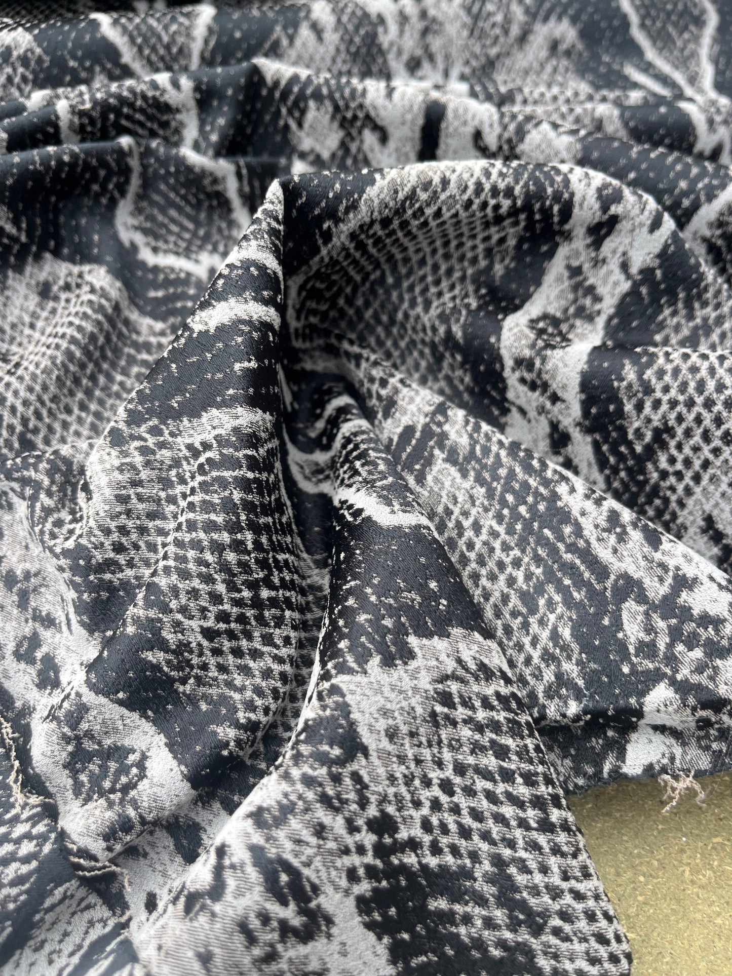 Hélène 021 stretch jacquard snake