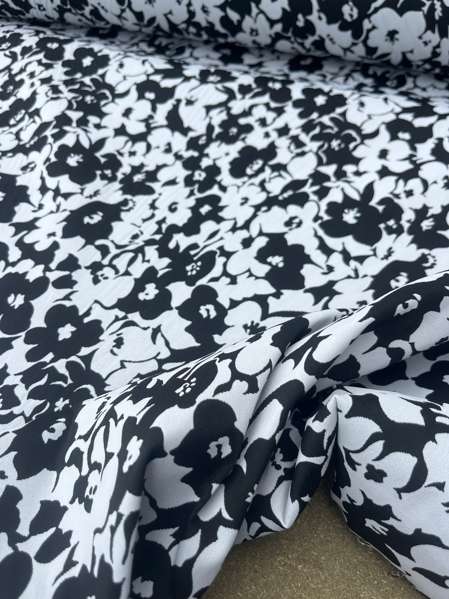 Hélène 027 stretch jacquard off white-black flowers