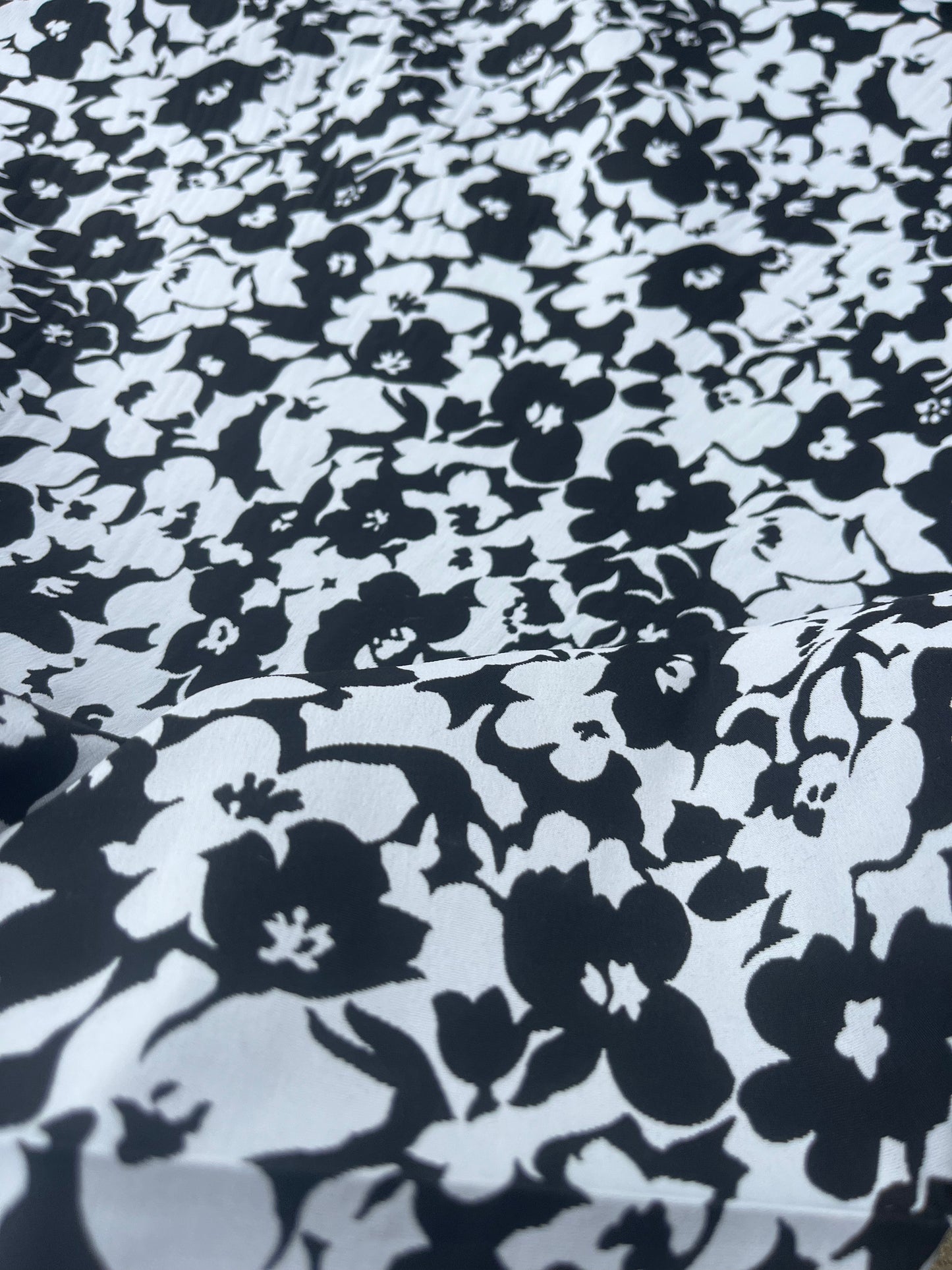 Hélène 027 stretch jacquard off white-black flowers