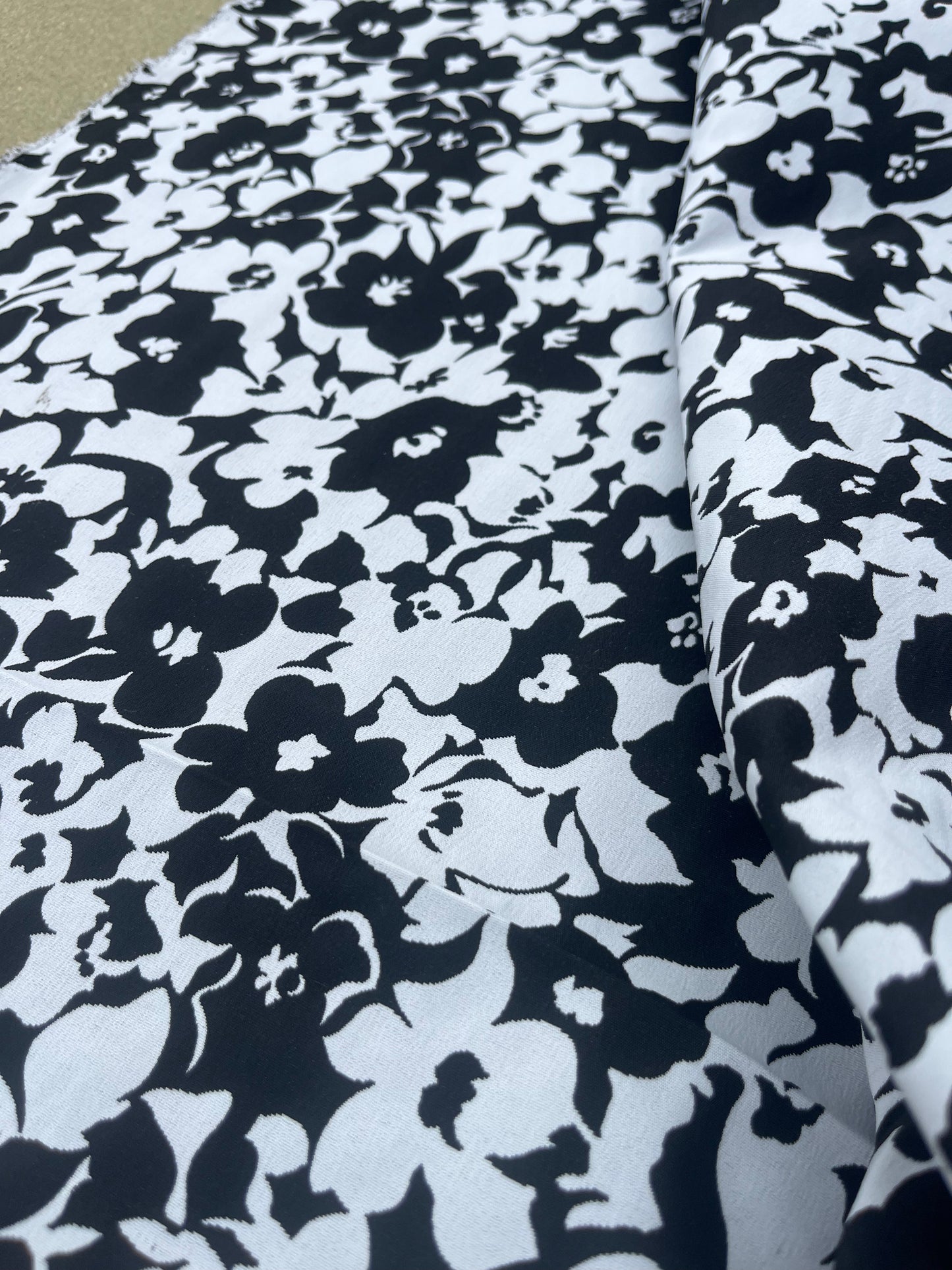 Hélène 027 stretch jacquard off white-black flowers