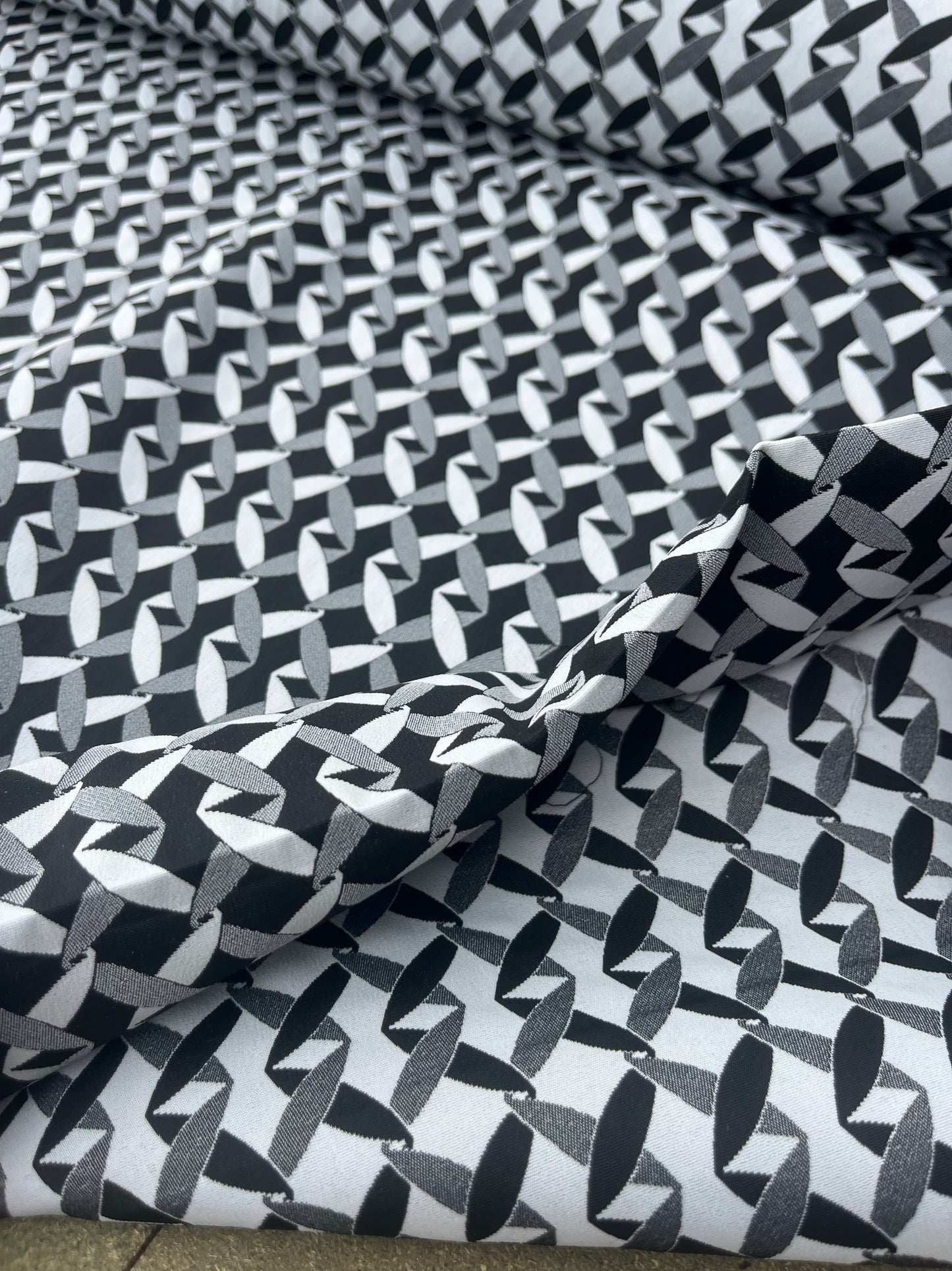 Hélène 028 stretch jacquard off white-black basket weave
