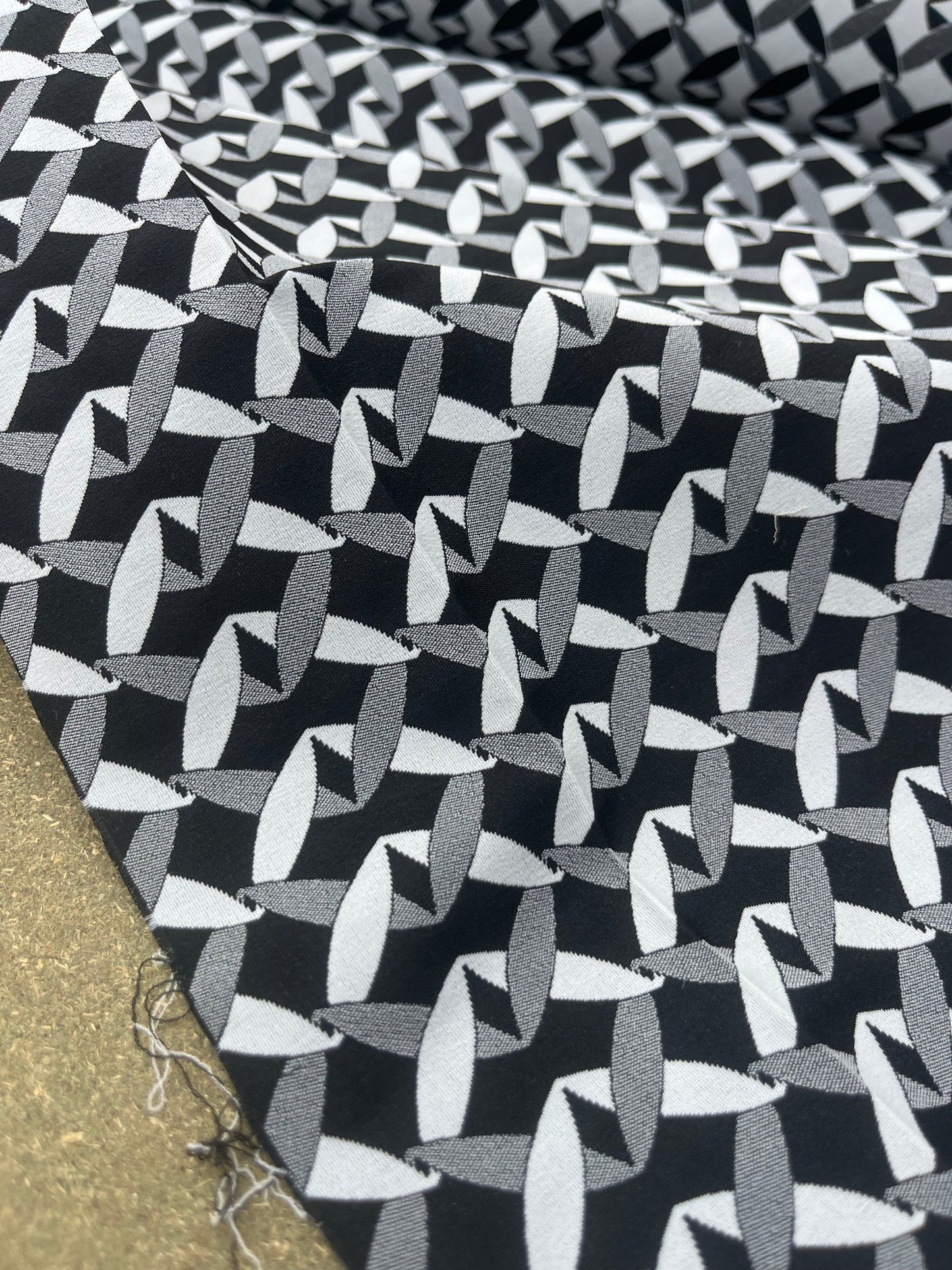 Hélène 028 stretch jacquard off white-black basket weave