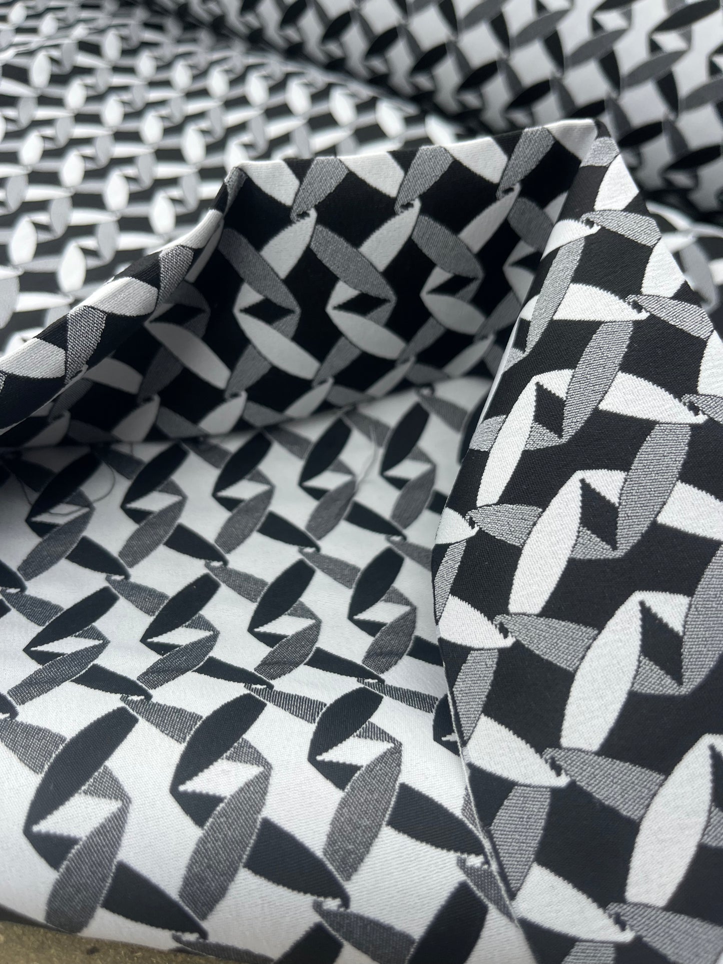 Hélène 028 stretch jacquard off white-black basket weave